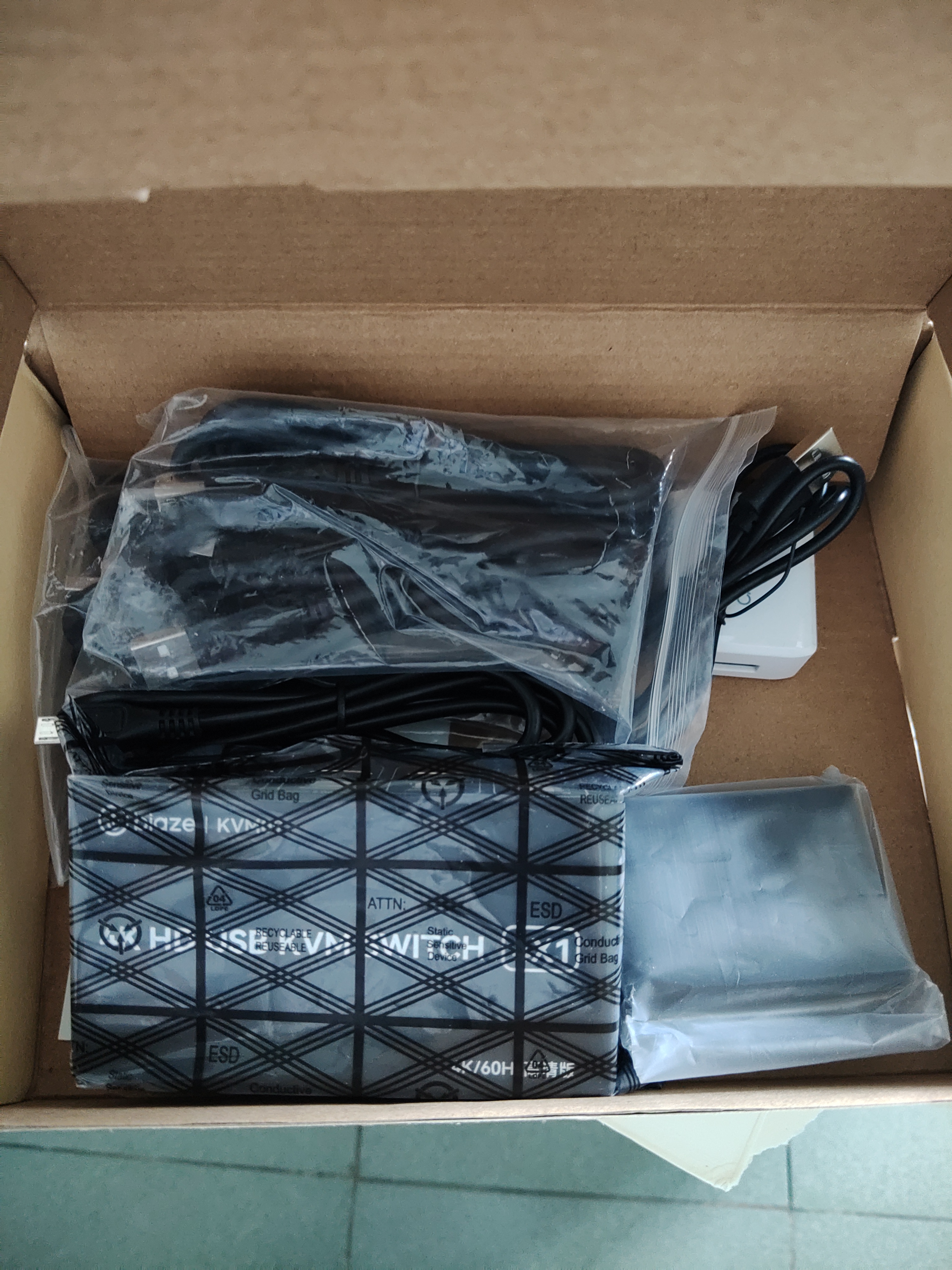 毕亚兹 HDMI kvm无缝画面分割器四进一出切换器分屏器 4K高清 4口hdmi键盘鼠标共享带同步器分屏同步 实拍图