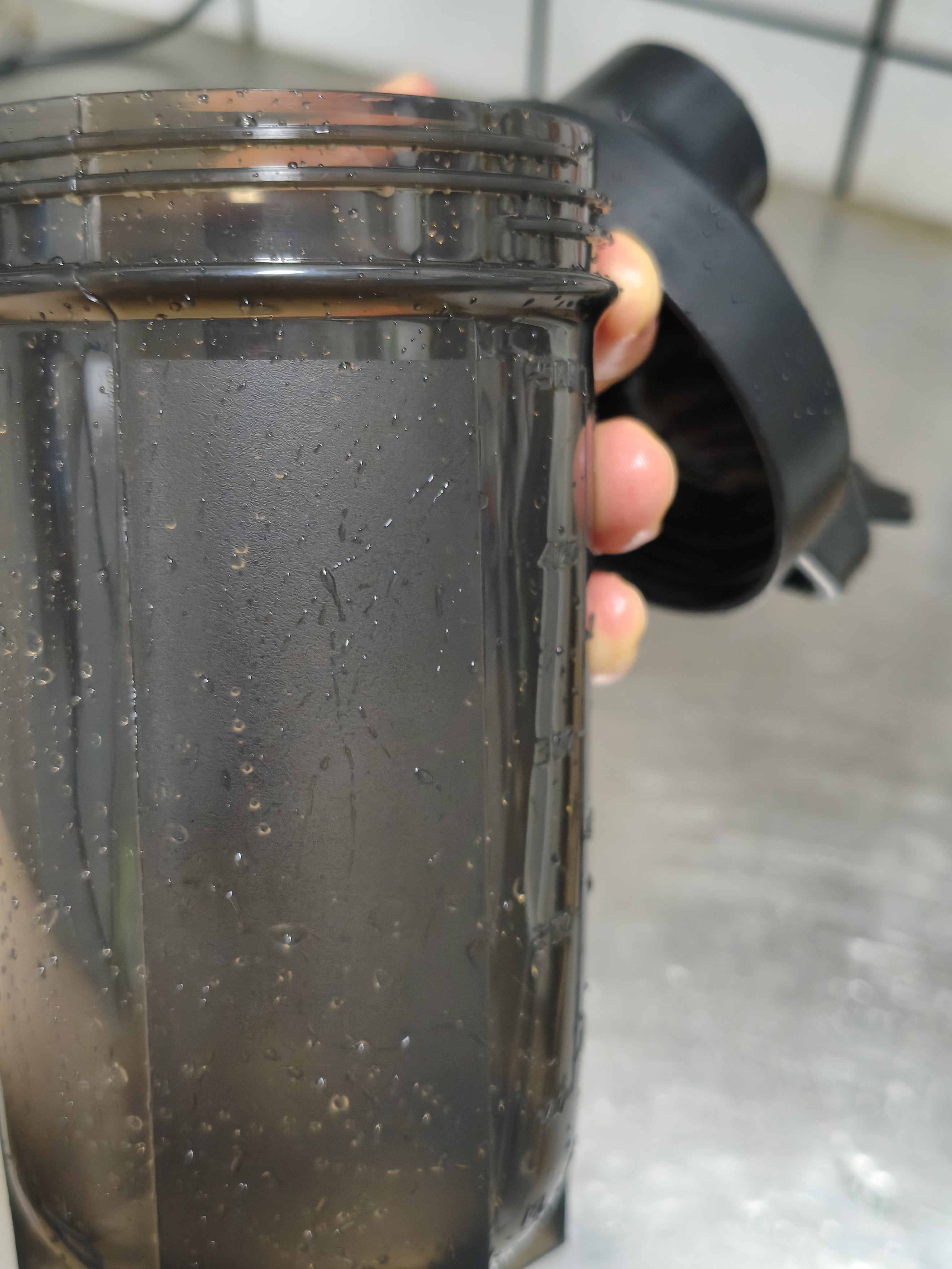摇摇杯健身运动水杯男奶昔防漏搅拌杯子刻度杯奶茶摇杯蛋白粉水壶 经典黑+带刻度+不锈钢球 500ml 实拍图
