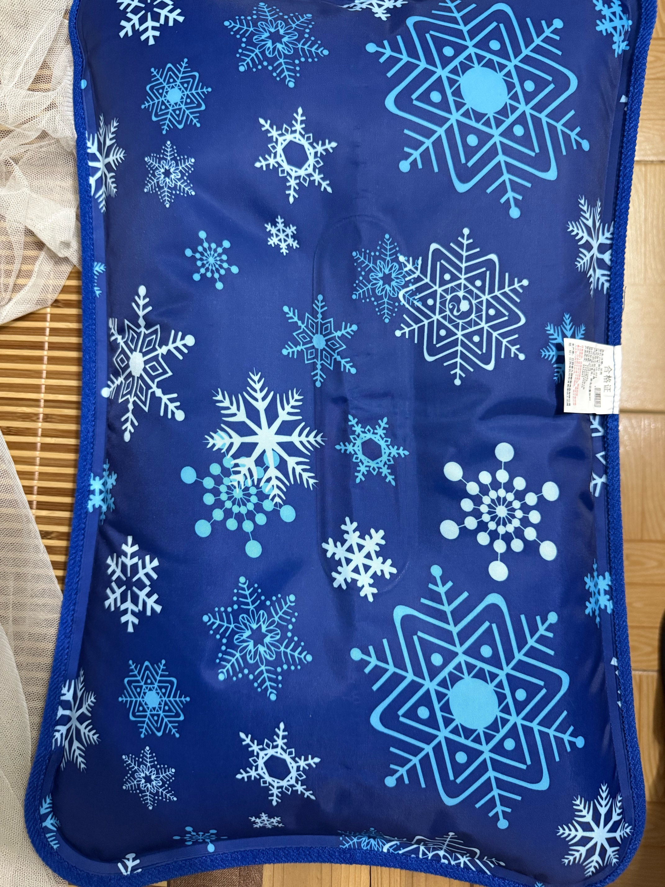 九冠（JiUGUAN） 冰枕降温水枕头冰袋水袋退烧降温水枕头注水带凹槽设计 深雪花 加大款55*35CM 实拍图