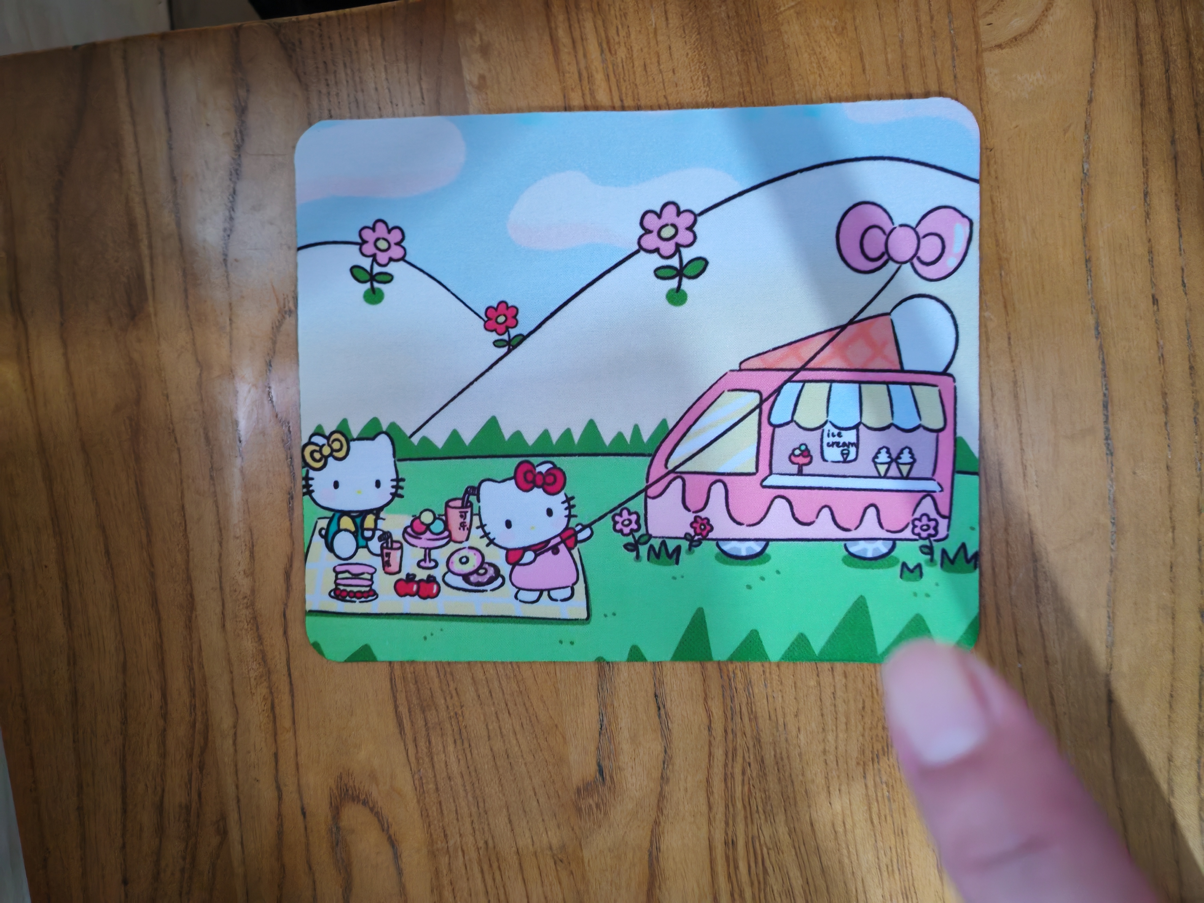 【办公标配】鼠标垫少女心凯蒂猫桌垫Hello kitty小号笔记本办公桌通用数码键盘垫 凯蒂猫 冰淇凌车 260*210*2mm（无锁边） 实拍图