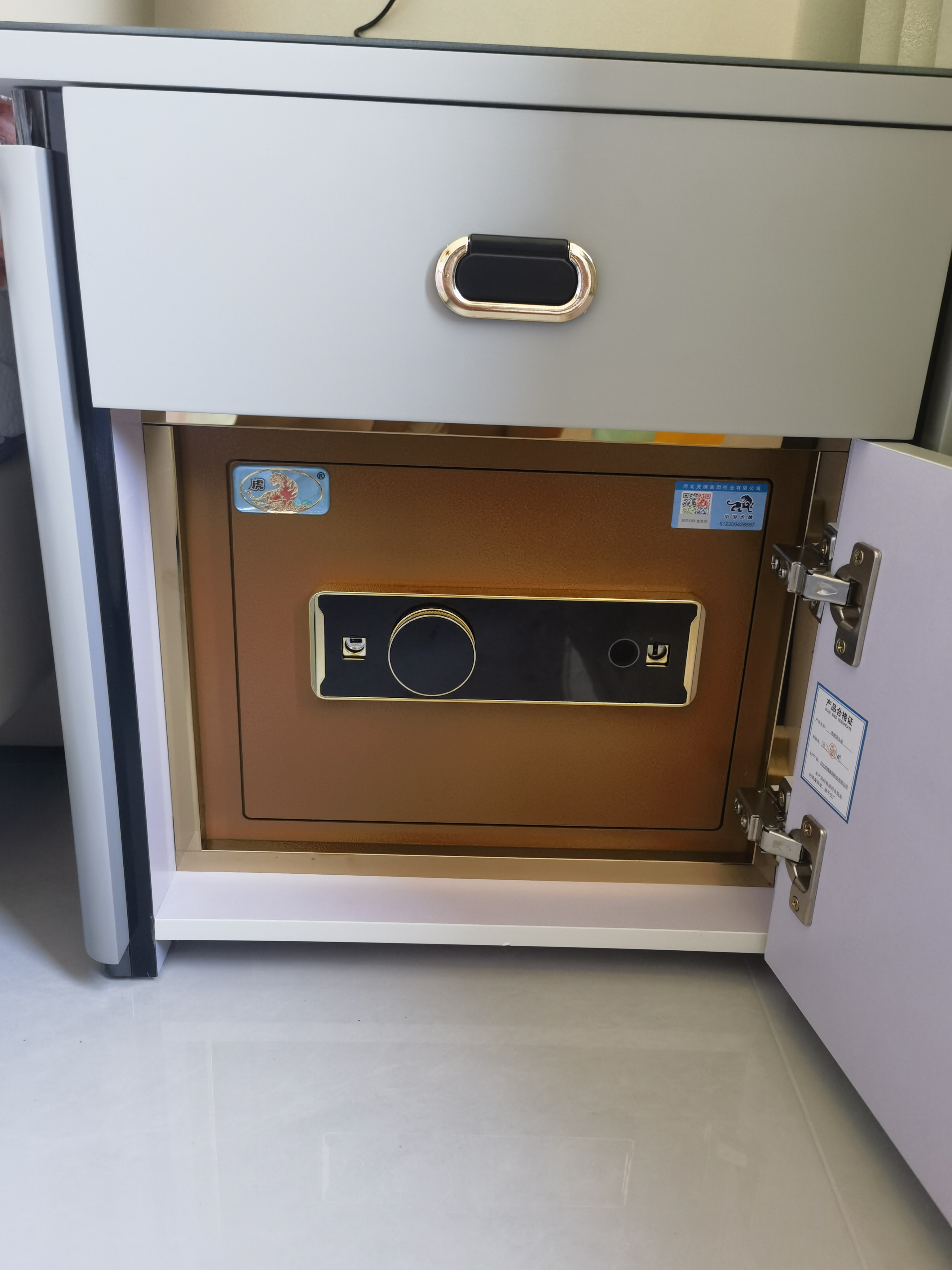 虎牌保险柜家用智能床头保险柜隐形式无线充电小型木质抽屉全钢防盗一体隐藏式保险箱密码指纹解锁 【轻奢款】浅灰（无线充电+三色灯+感应灯） 指纹解锁（指纹/密码/钥匙） 实拍图