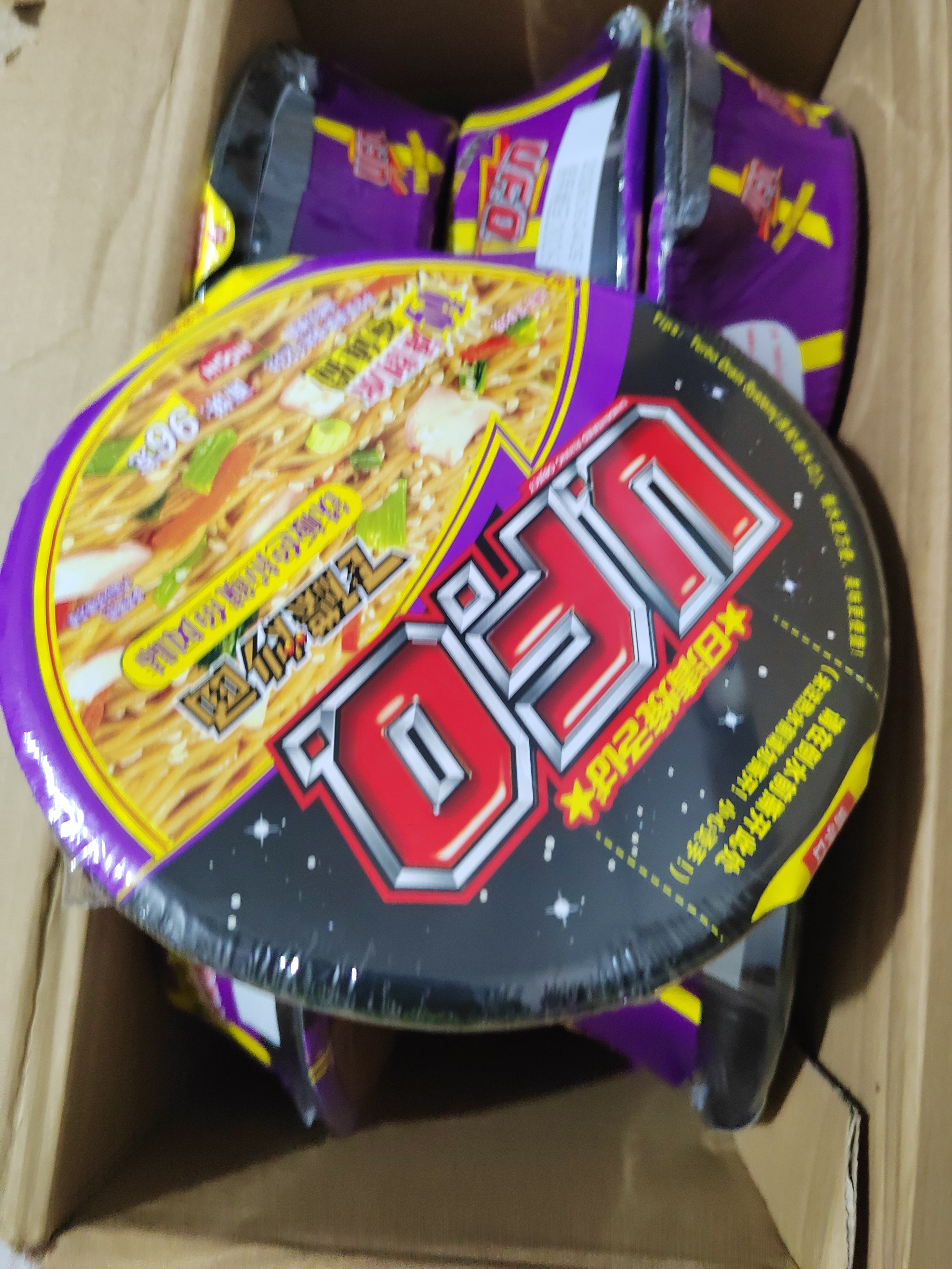 日清方便面 UFO飞碟炒面 铁板色拉鱿鱼味面123g*12碗整箱装节日礼盒 实拍图