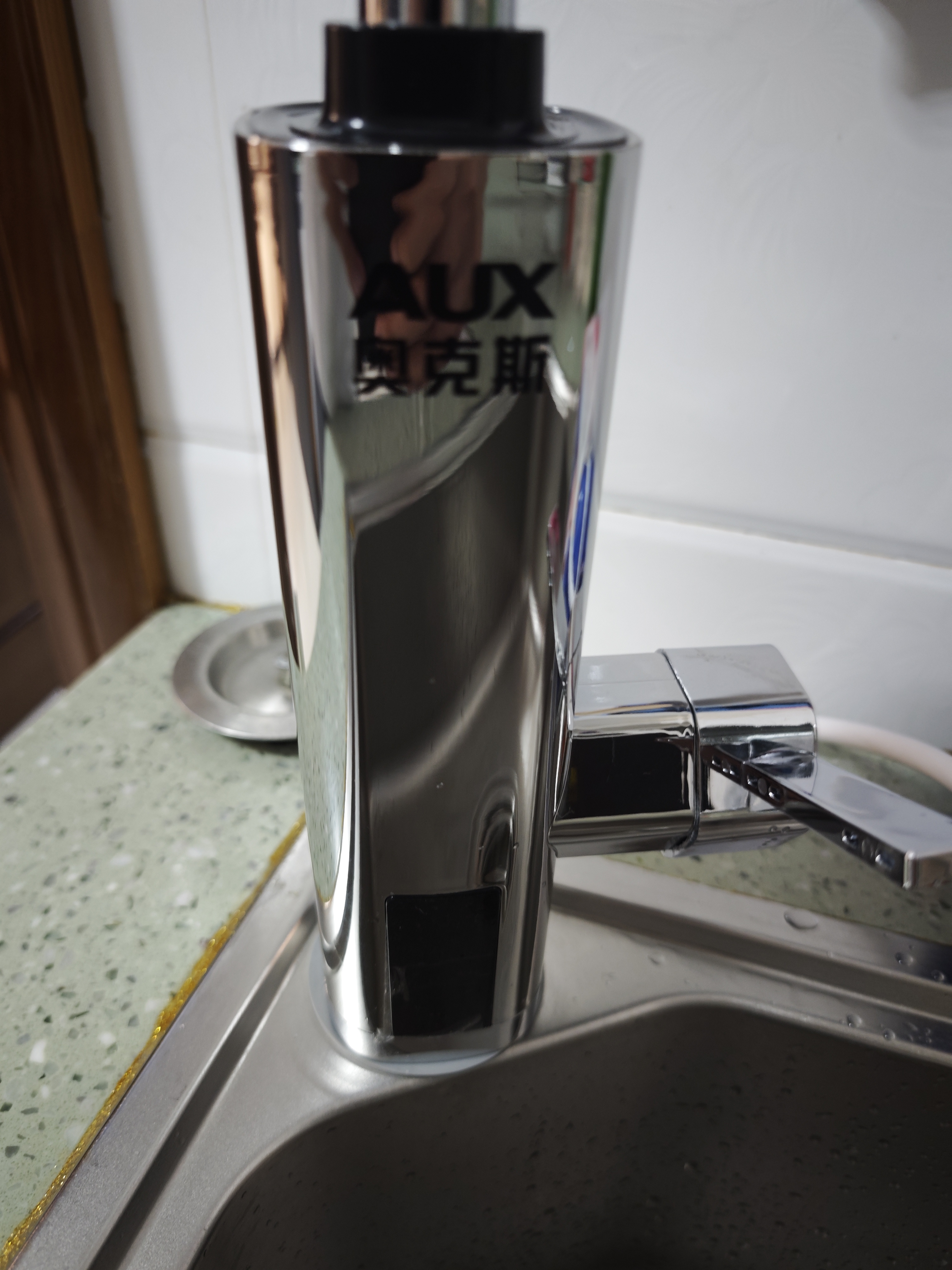 奥克斯（AUX）电热水龙头热水器加热水龙头快速热水变频恒温厨房下进水 【大屏数显】电镀银+漏保插头+万向喷头 实拍图