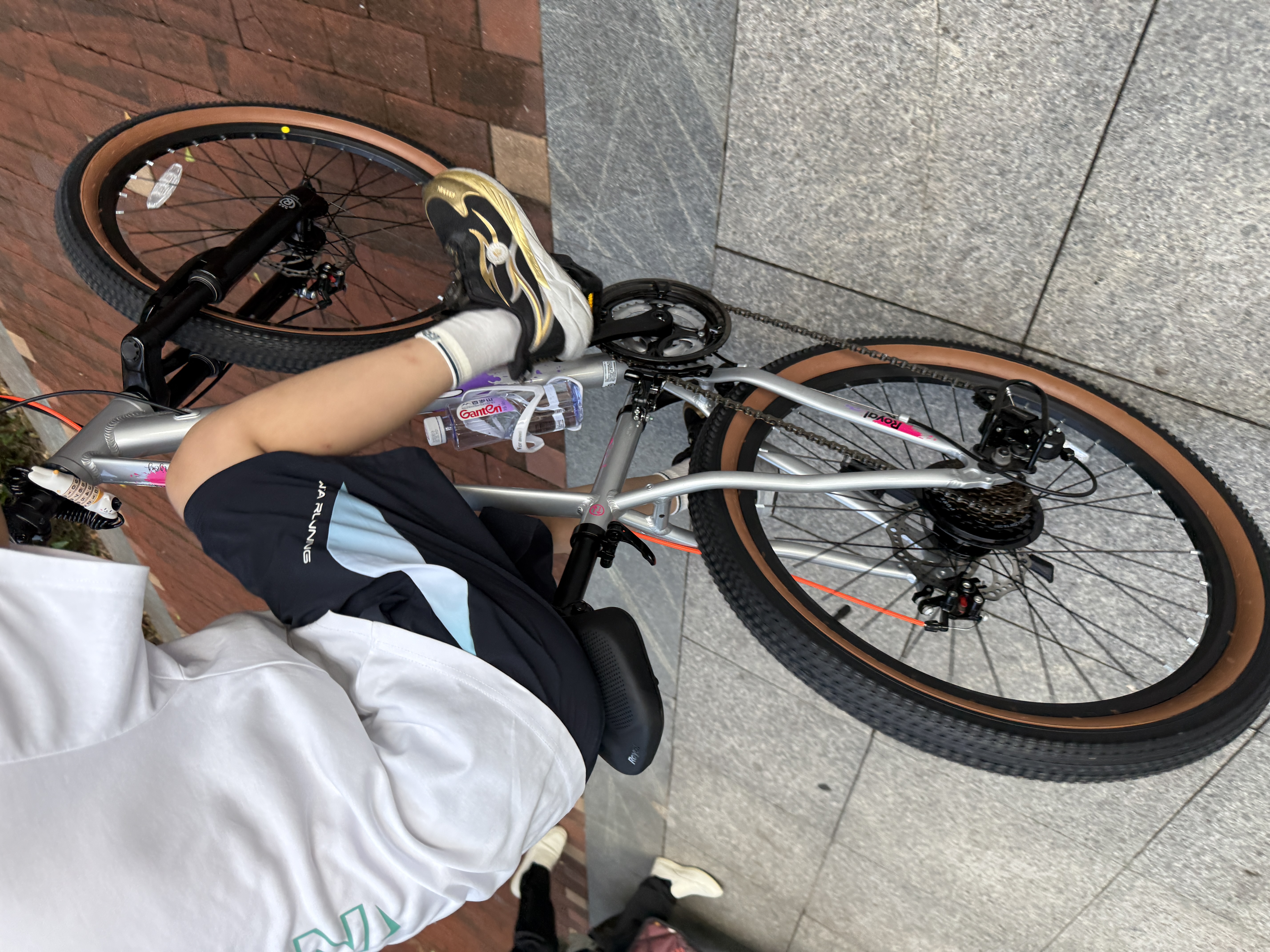 优贝儿童自行车10-14岁学生青少年山地铝合金变速皇冠MAX 24寸灰粉焰 实拍图