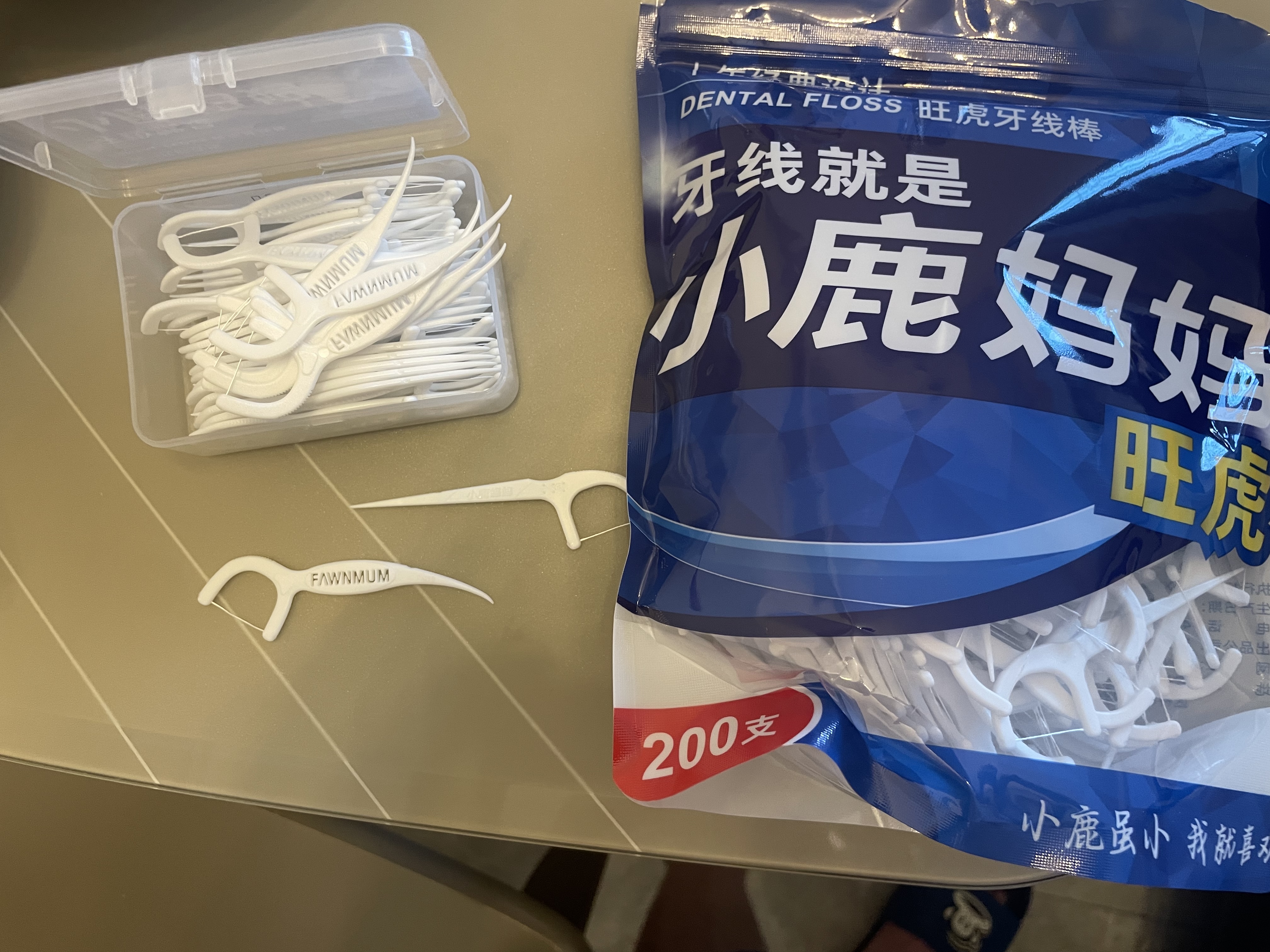 小鹿妈妈超细牙线棒护齿家庭装齿缝牙签200支/袋*3袋共600支 便携随身盒 实拍图