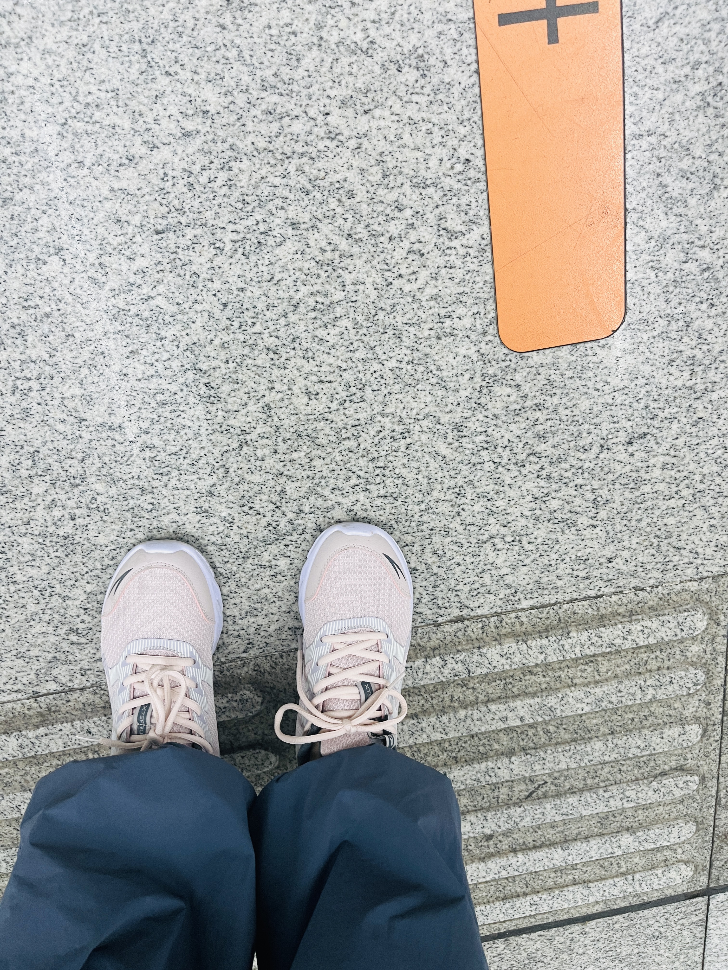 特步（XTEP）跑步鞋女鞋秋冬季网面透气运动鞋黑色休闲鞋妈妈鞋轻便减震跑鞋 粉红-网面0073 36 脚长22.5cm( 新法码37) 实拍图