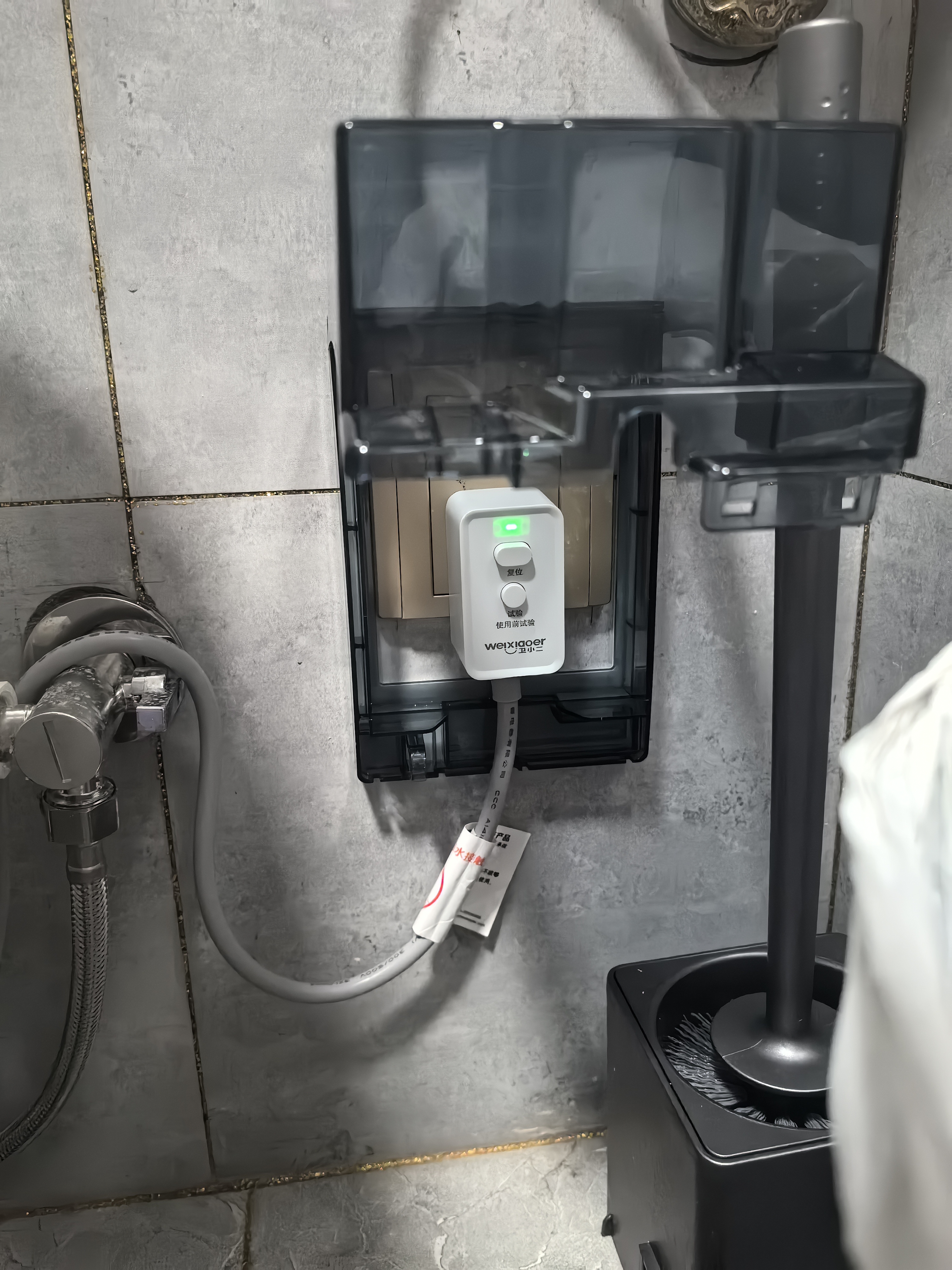 国际电工（FDD）86型加高加长插座防水罩粘贴式插座盖漏电开关防溅盒保护罩自粘防水盒  黑透粘贴款(送密码锁) 实拍图