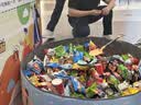咪咪蟹味虾片虾条200g 怀旧爱尚正宗咪咪 休闲零食儿童大礼包 实拍图