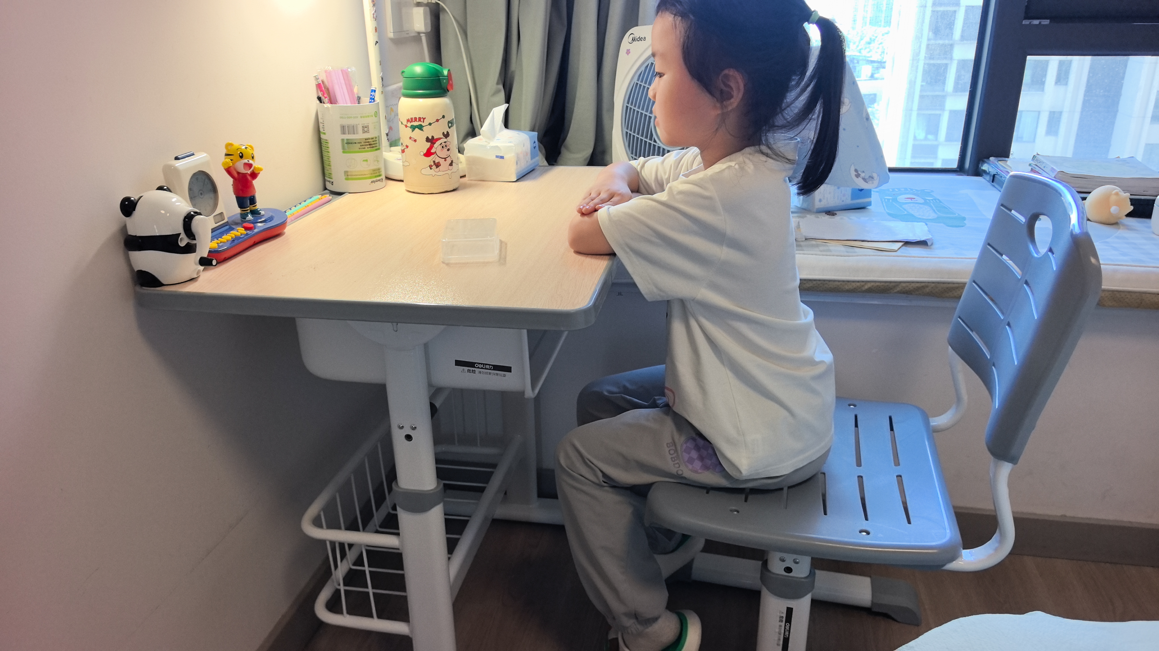 得力（deli）KF503-L儿童学习桌椅 学校课桌椅学生家用写字桌作业椅可升降(灰) 实拍图