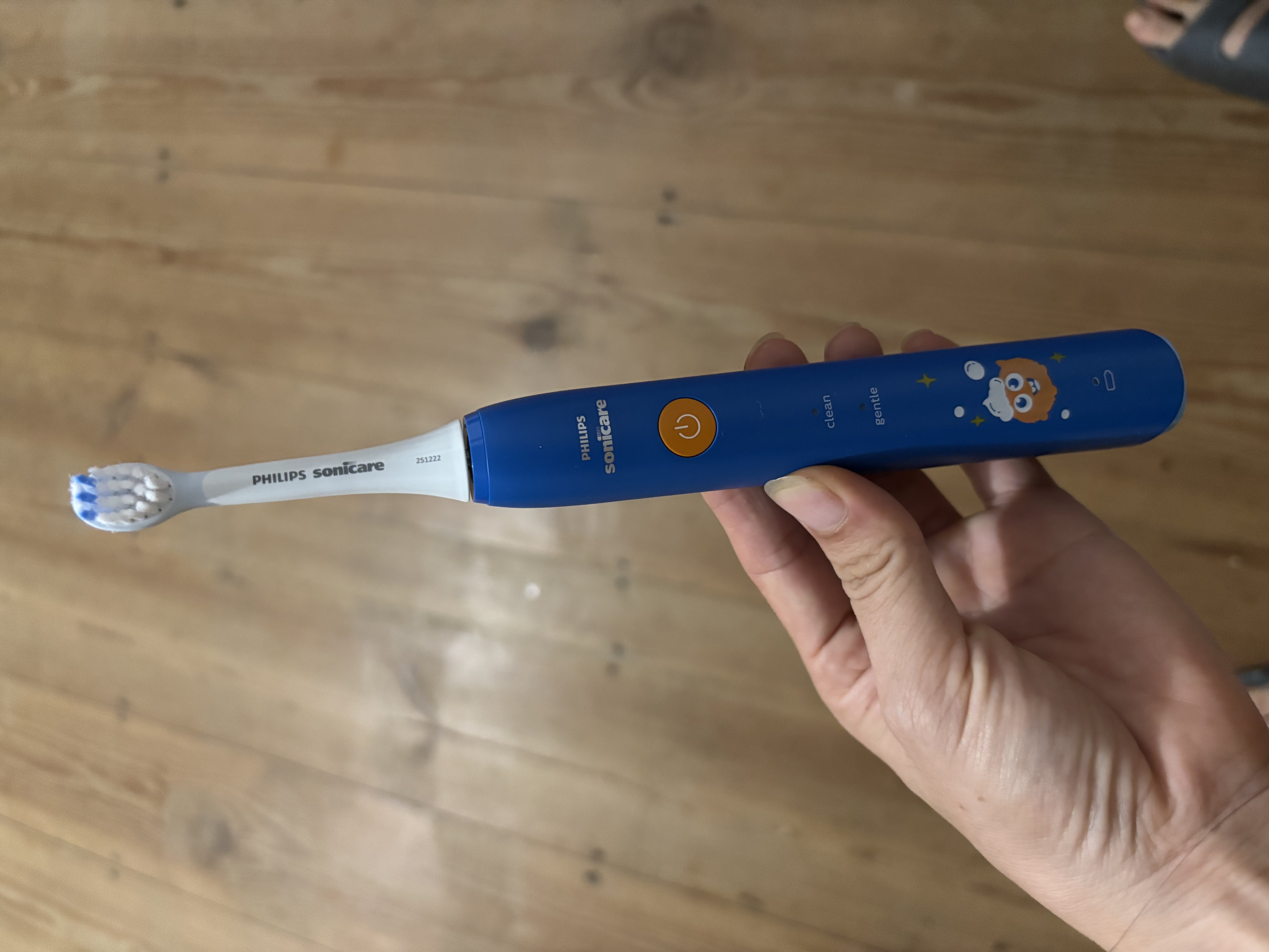 飞利浦（PHILIPS）儿童电动牙刷  萌牙定制专属设计2档模式 儿童定制专属刷头*2 生日/儿童/学生礼物HX2432/01蓝色 实拍图