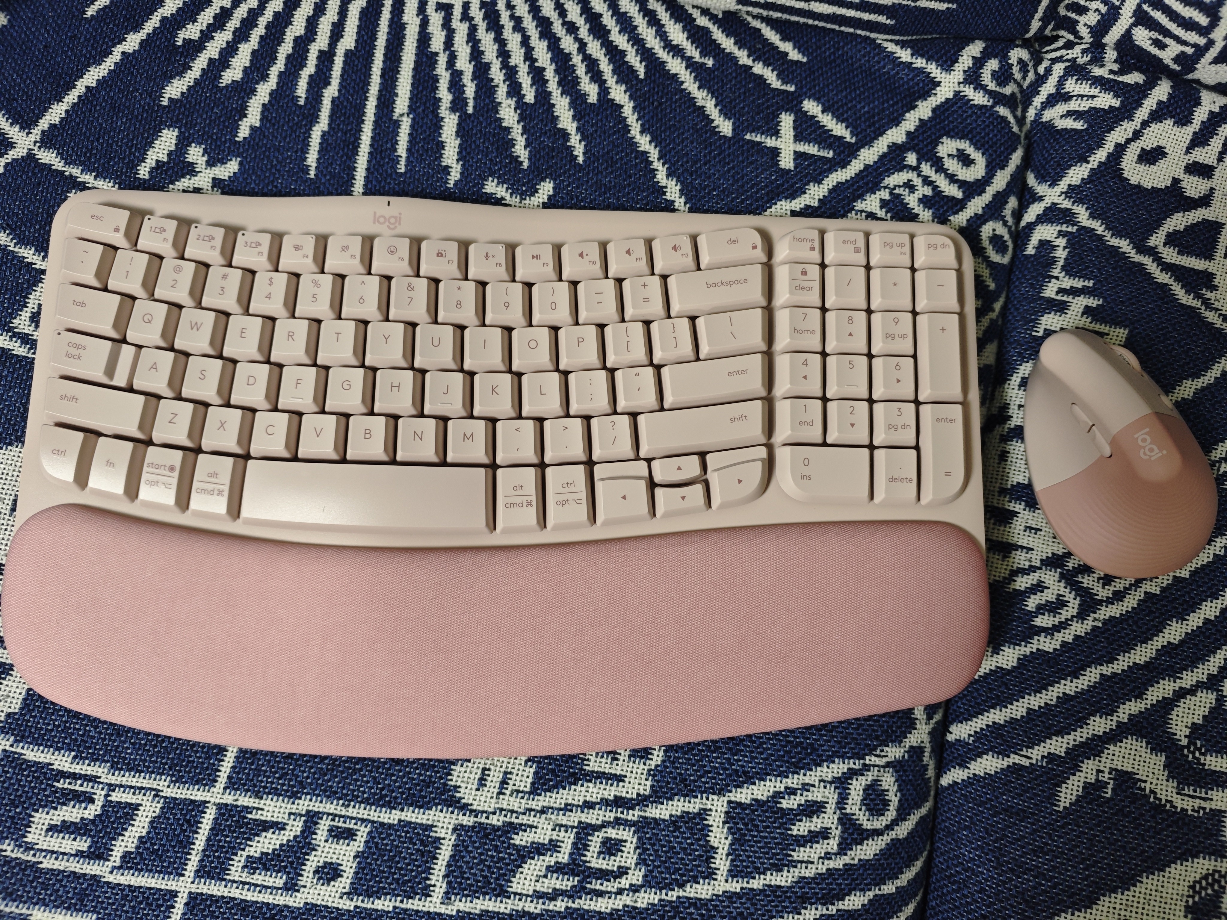 罗技（Logitech）Wave Combo 无线人体工学键鼠套装 垂直鼠标 无线蓝牙鼠标 办公键盘 无线键盘 蓝牙键盘 粉色 实拍图