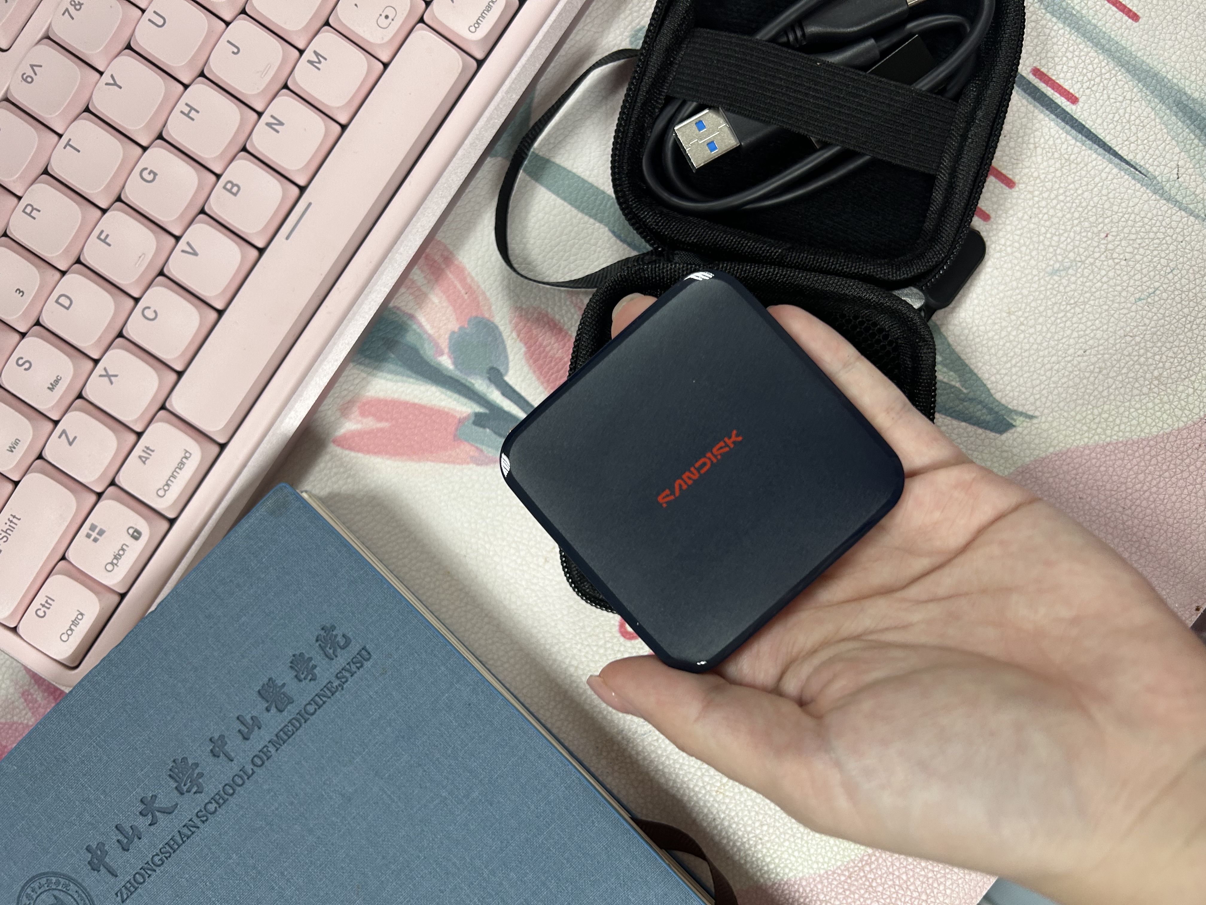 闪迪（SanDisk）ELE 1TB 移动固态硬盘（PSSD）新元素 type-c接口 小巧便携 手机直连笔记本两用外接 礼盒款好彩 实拍图