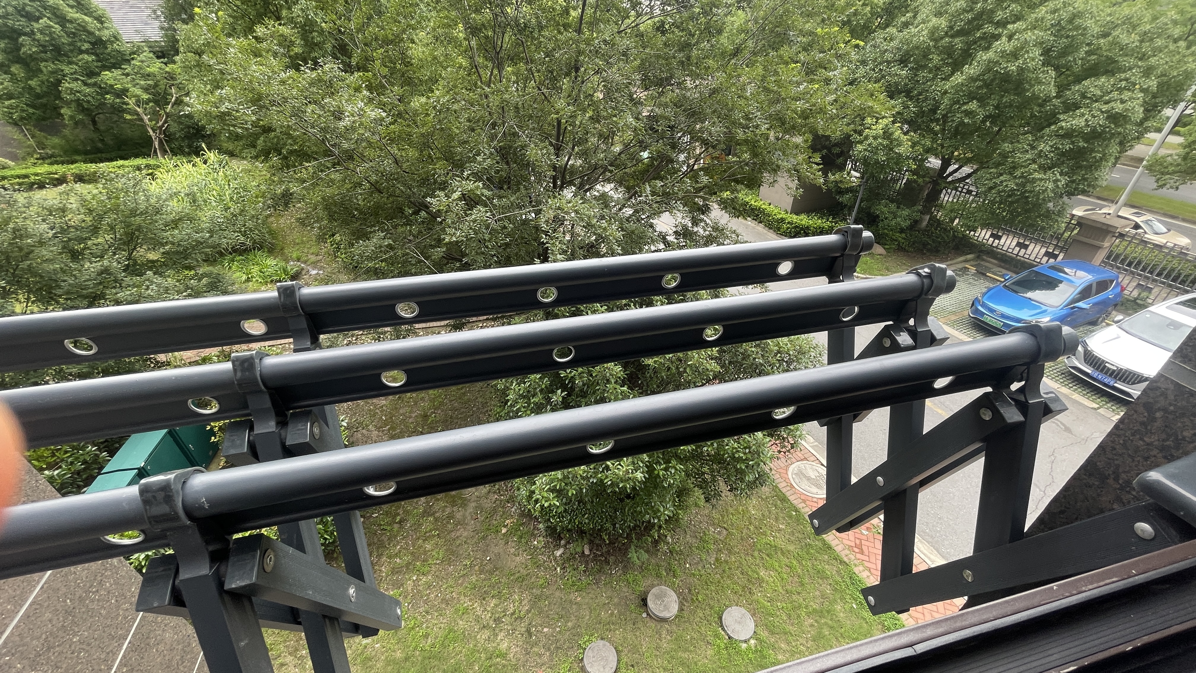 卡瑞琪（COURAGE）阳台伸缩晾衣架室外推拉式晒衣架壁挂折叠晾衣杆窗户外凉衣晒架 蓝灰色 三杆1.0米加筋杆+升级支架 实拍图