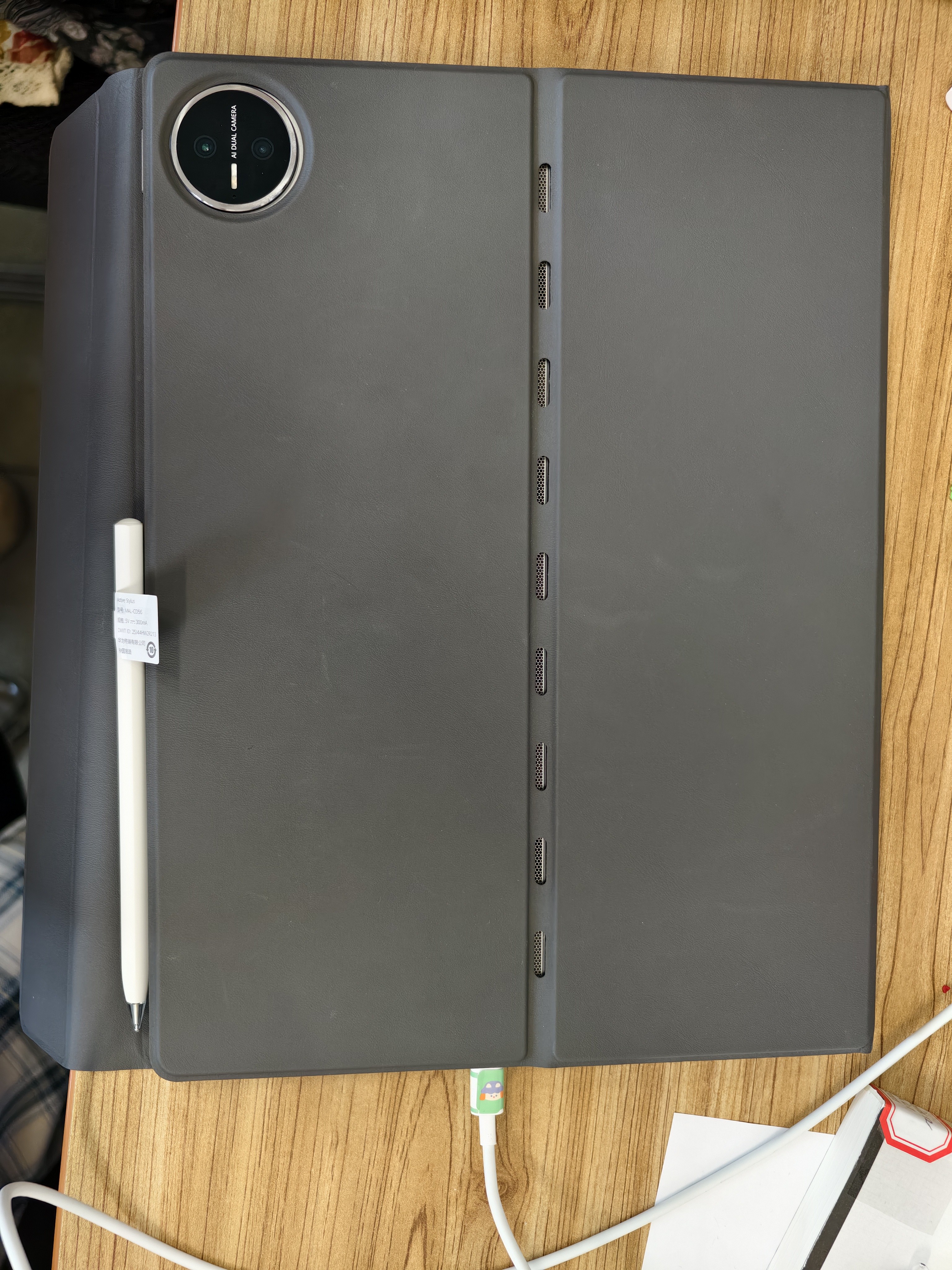 HUAWEI MatePad Edge 液冷版 柔光屏 14.2英寸华为鸿蒙二合一平板电脑笔记本 32G+2TB 深空灰 键盘套装 实拍图