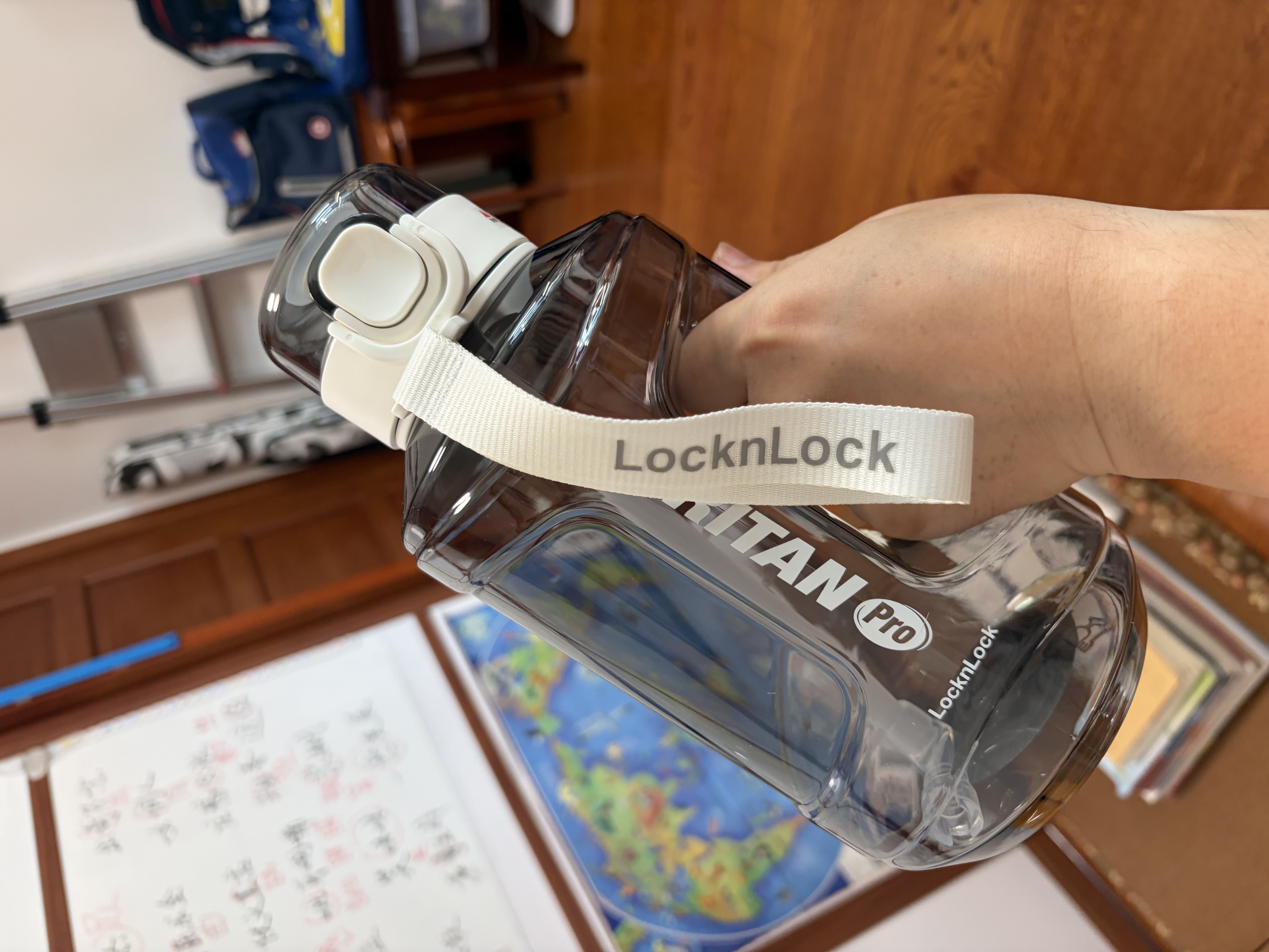 乐扣乐扣（LOCK&LOCK）小水库大容量塑料运动水杯户外冷水壶刻度把手男女杯子1.6L白色 实拍图