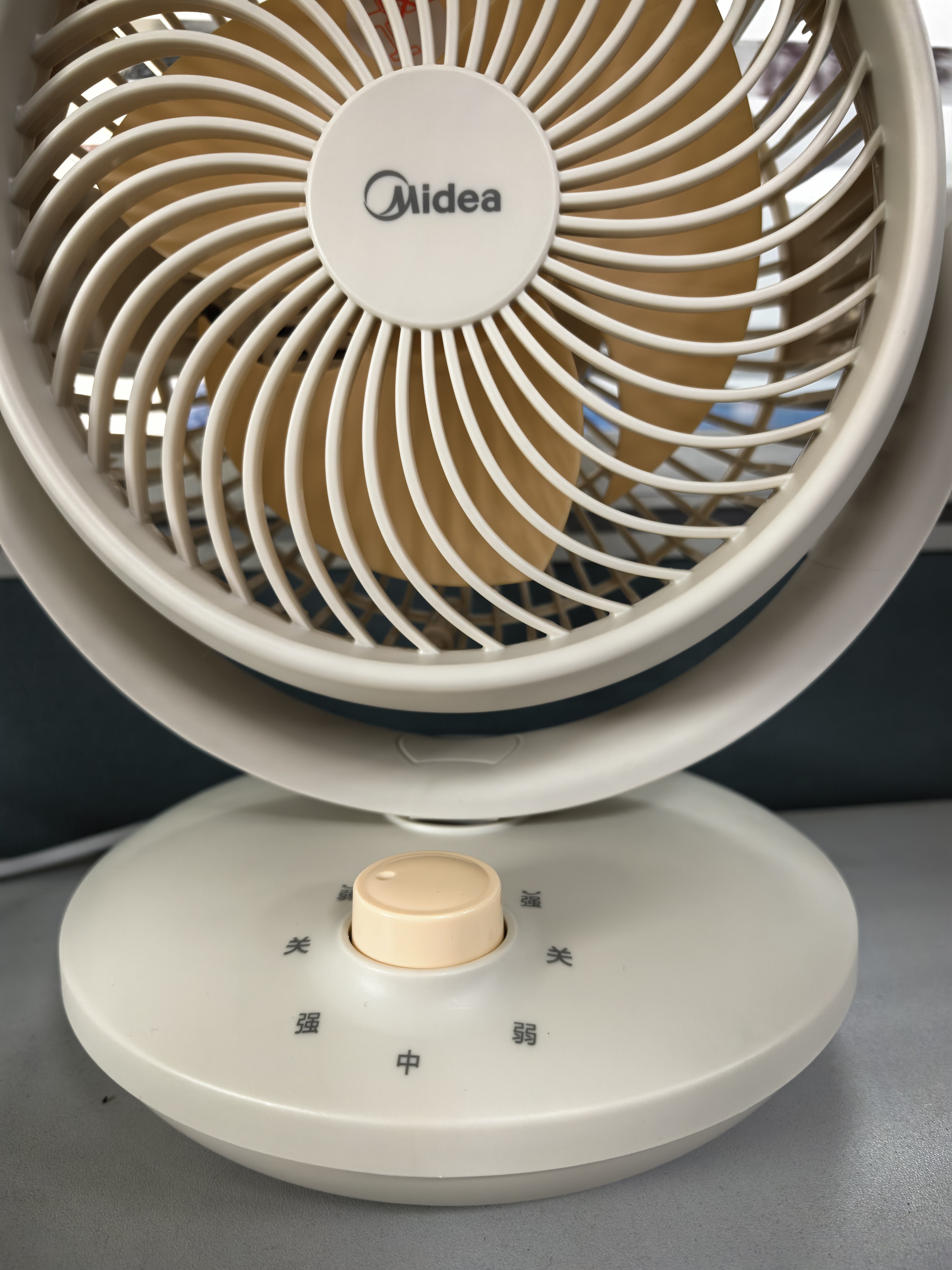 美的（Midea）【小型风扇】轻音台式桌面空气循环扇家用柔风电风扇宿舍办公迷你台扇落地扇空调伴侣 GAF18AD 实拍图