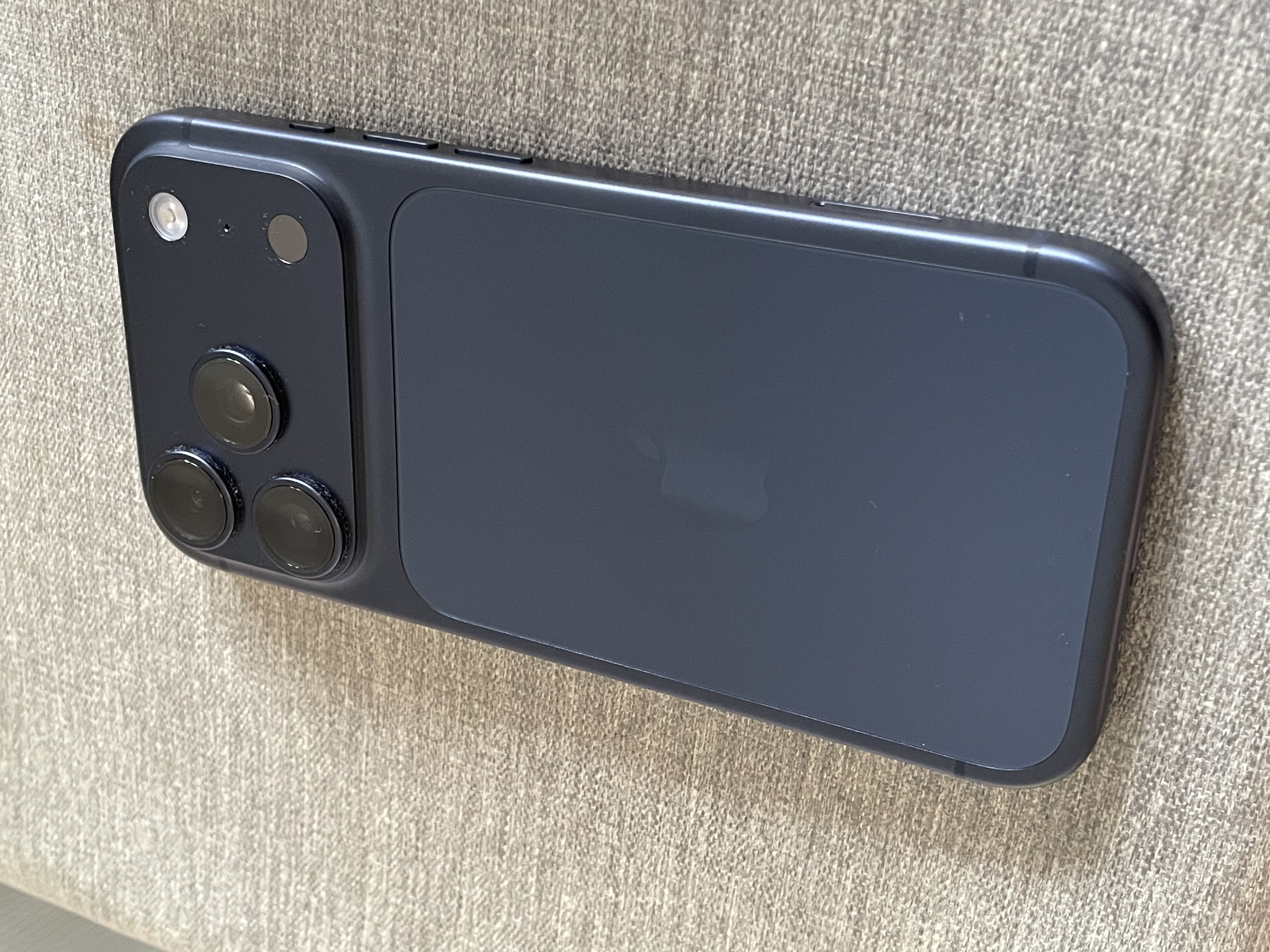 Apple/苹果  iPhone 17 Pro 1TB 深蓝色 支持移动联通电信5G 双卡双待手机 实拍图
