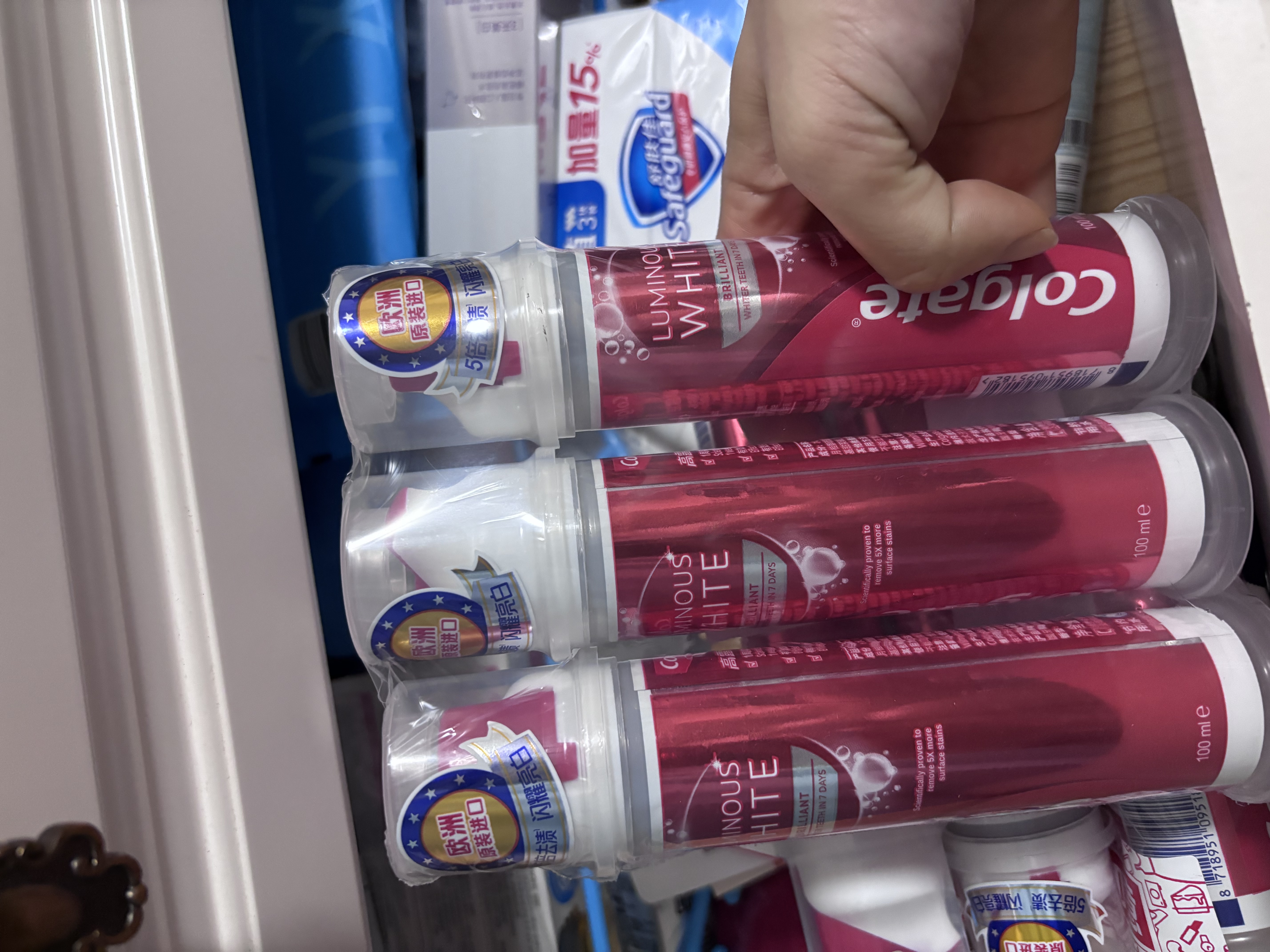 高露洁（Colgate）欧洲进口耀白去渍直立按压泵式美白牙膏100ml*3去黄去渍成人牙膏 实拍图