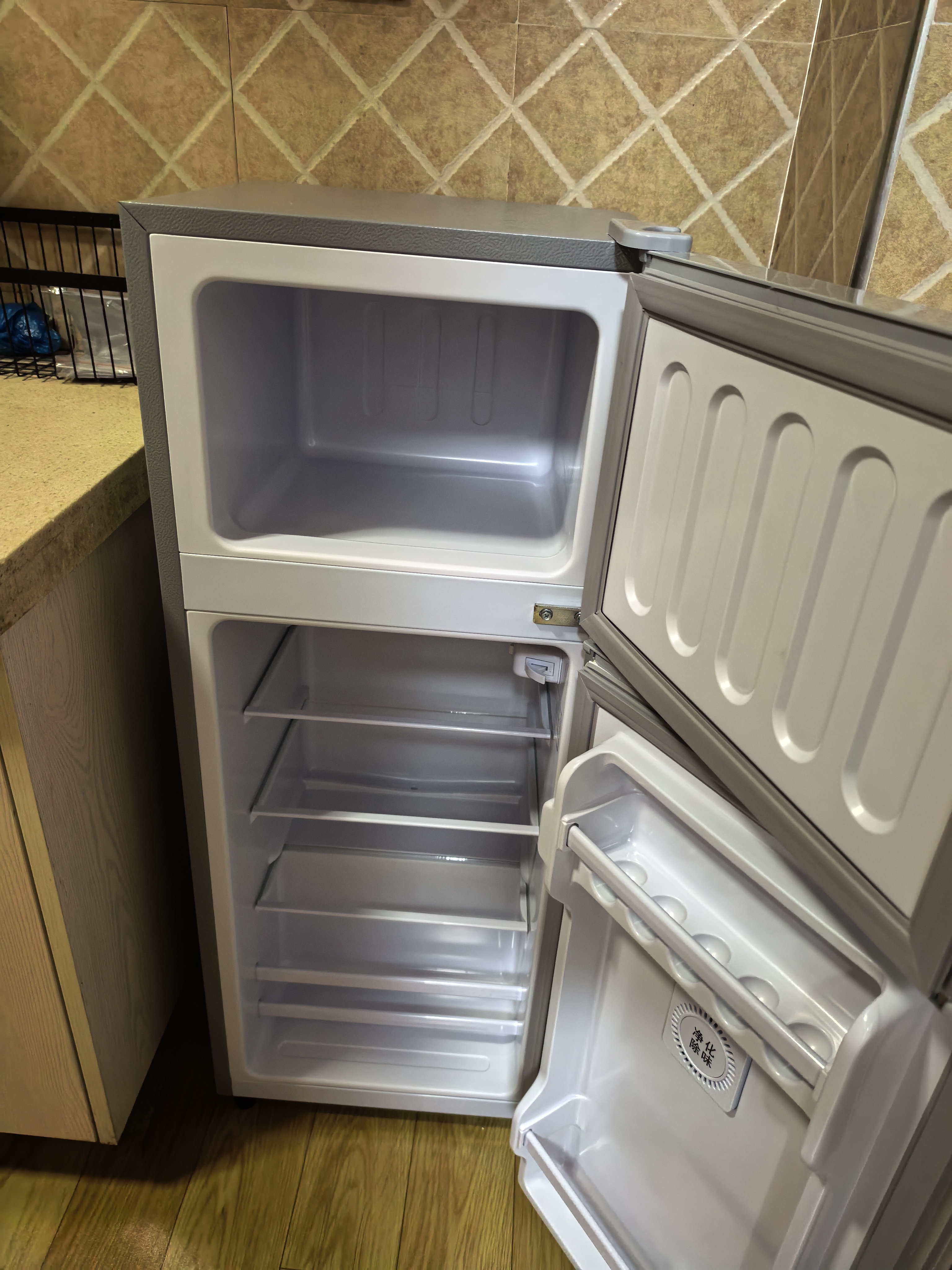 志高（CHIGO）小冰箱迷你小型家用冷藏冷冻两用宿舍出租房用双门办公室电冰箱节能省电 【一级能效】128L银色【全国联保丨节能省电】 实拍图