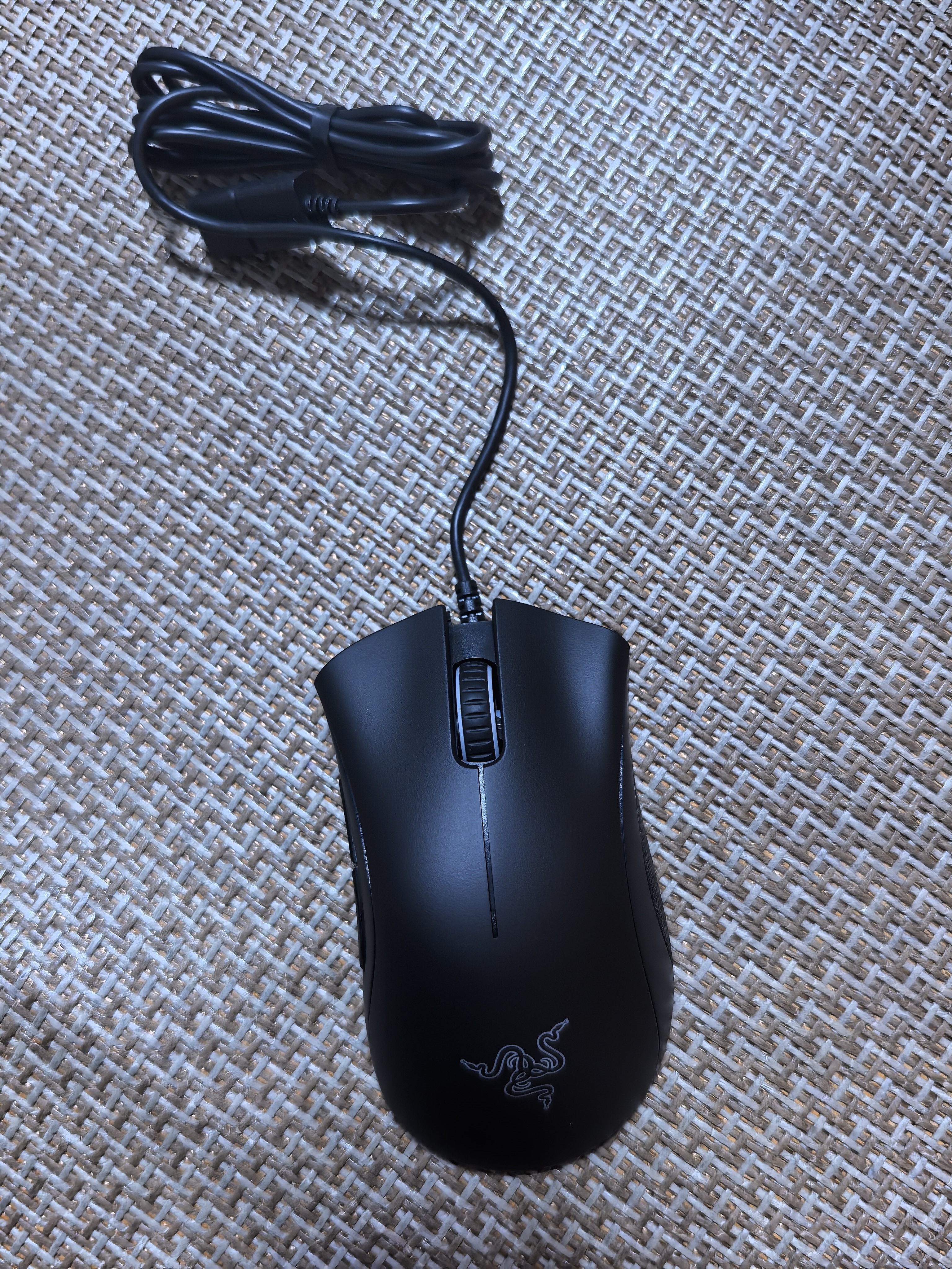 雷蛇（Razer）炼狱蝰蛇标准版有线鼠标 人体工学 电竞游戏 右手通用型 吃鸡/LOL/CSGO游戏鼠标 黑色 实拍图