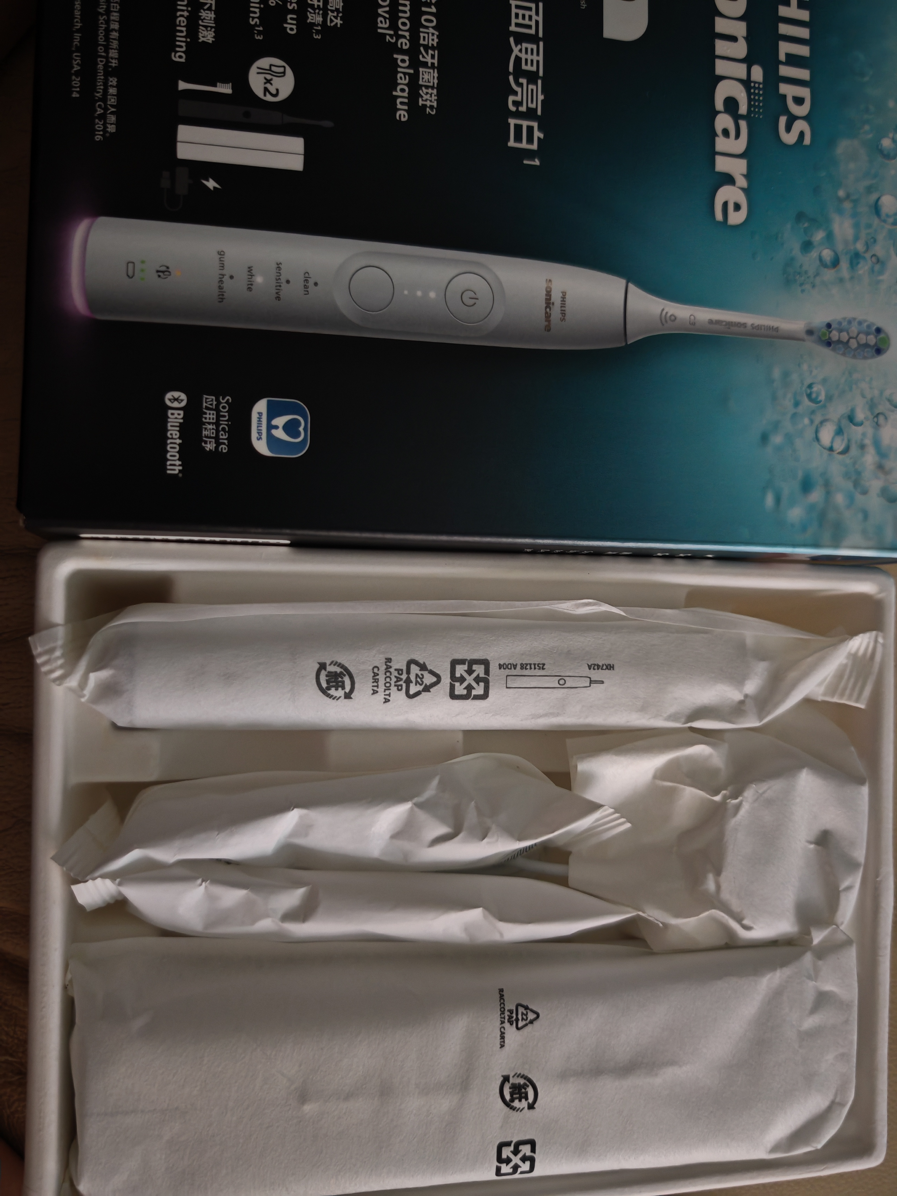 飞利浦（PHILIPS）全新钻石9系专业大师刷高端电动牙刷 专利双核马达清洁护龈亮白 生日礼物送男士/女友 珍珠白 实拍图