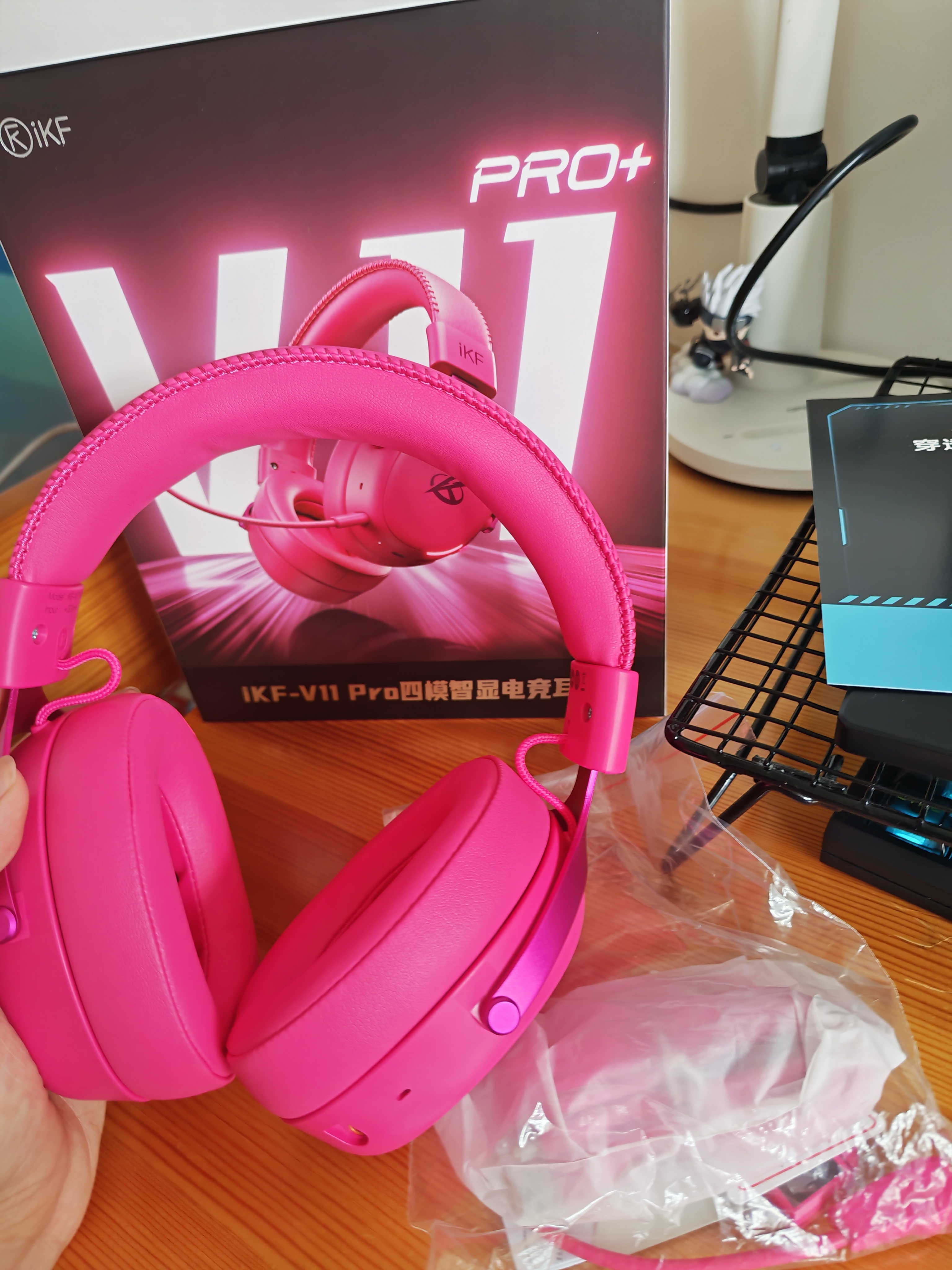 iKF V11 Pro2.0四模游戏耳机头戴式无线电竞7.1声道蓝牙屏显2.4G接收器FPS专用三角洲听声辨位 浆果色 实拍图