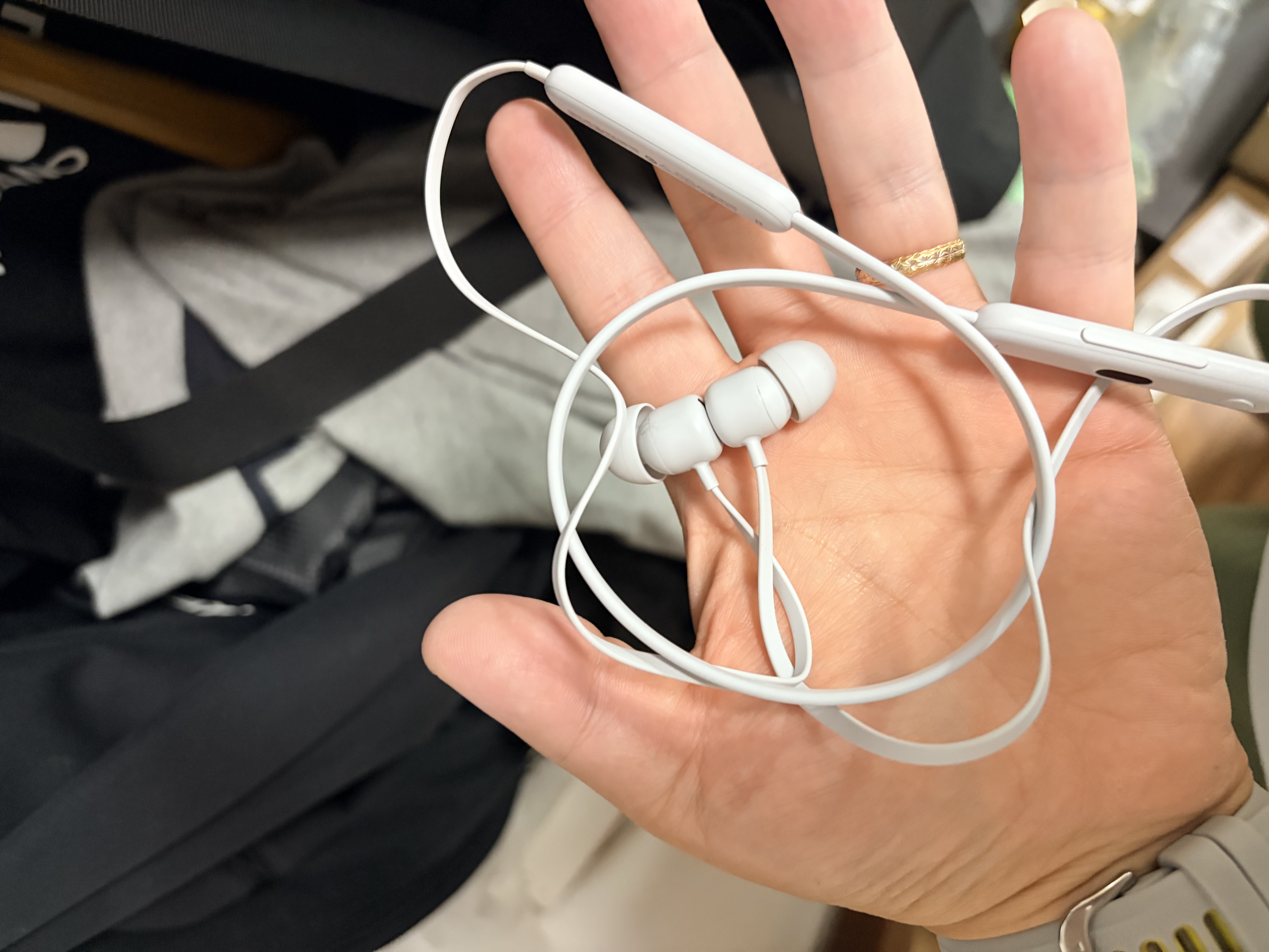 beats Flex 蓝牙无线 入耳式手机耳机【礼物】 颈挂式耳机 带麦可通话  适用苹果安卓耳机 云雾灰 实拍图
