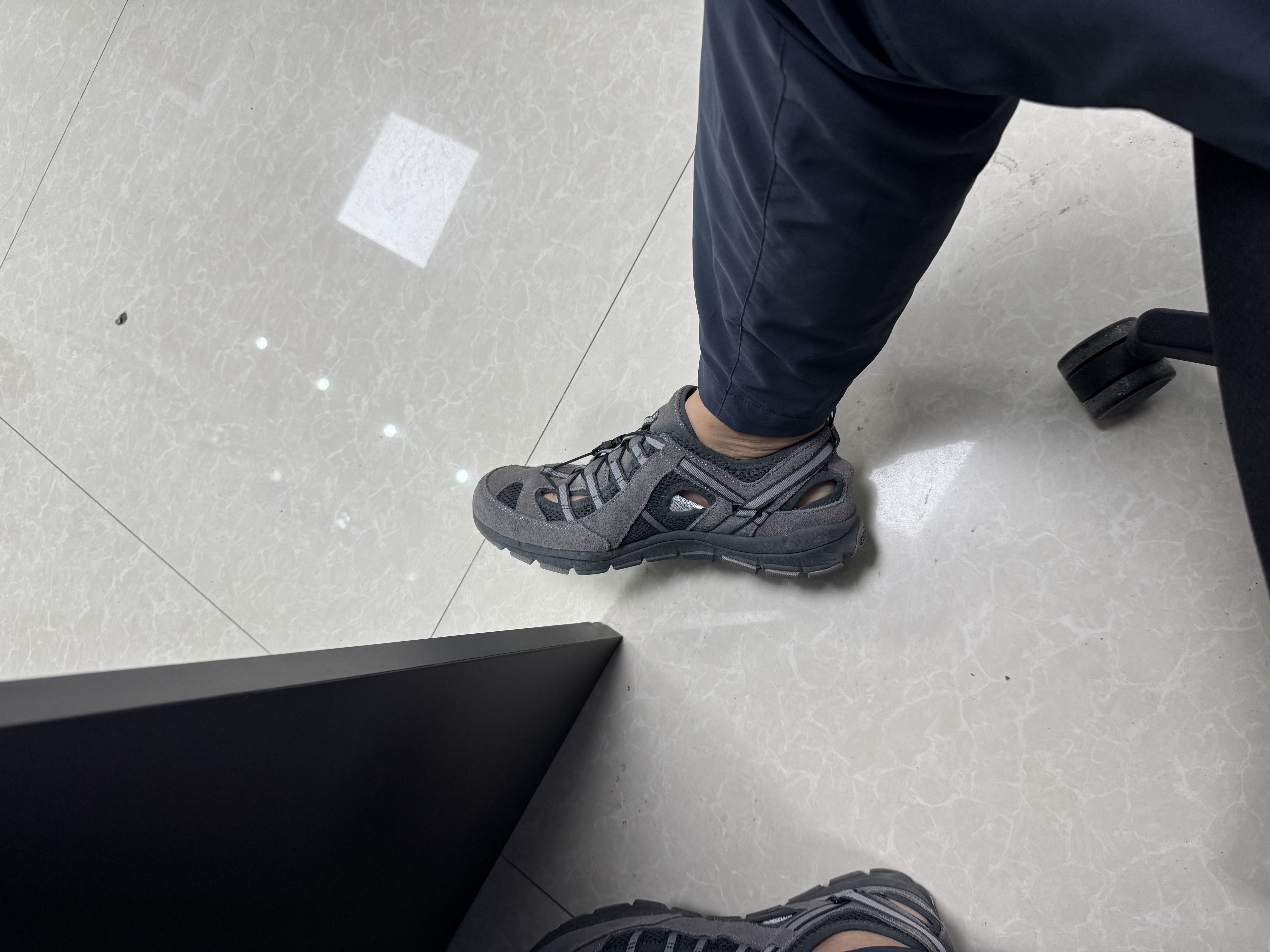 迪卡侬（DECATHLON）登山鞋男户外防滑凉鞋夏季透气耐磨轻便徒步鞋溯溪鞋洞洞鞋 灰色-防撞款-NH500 45 实拍图