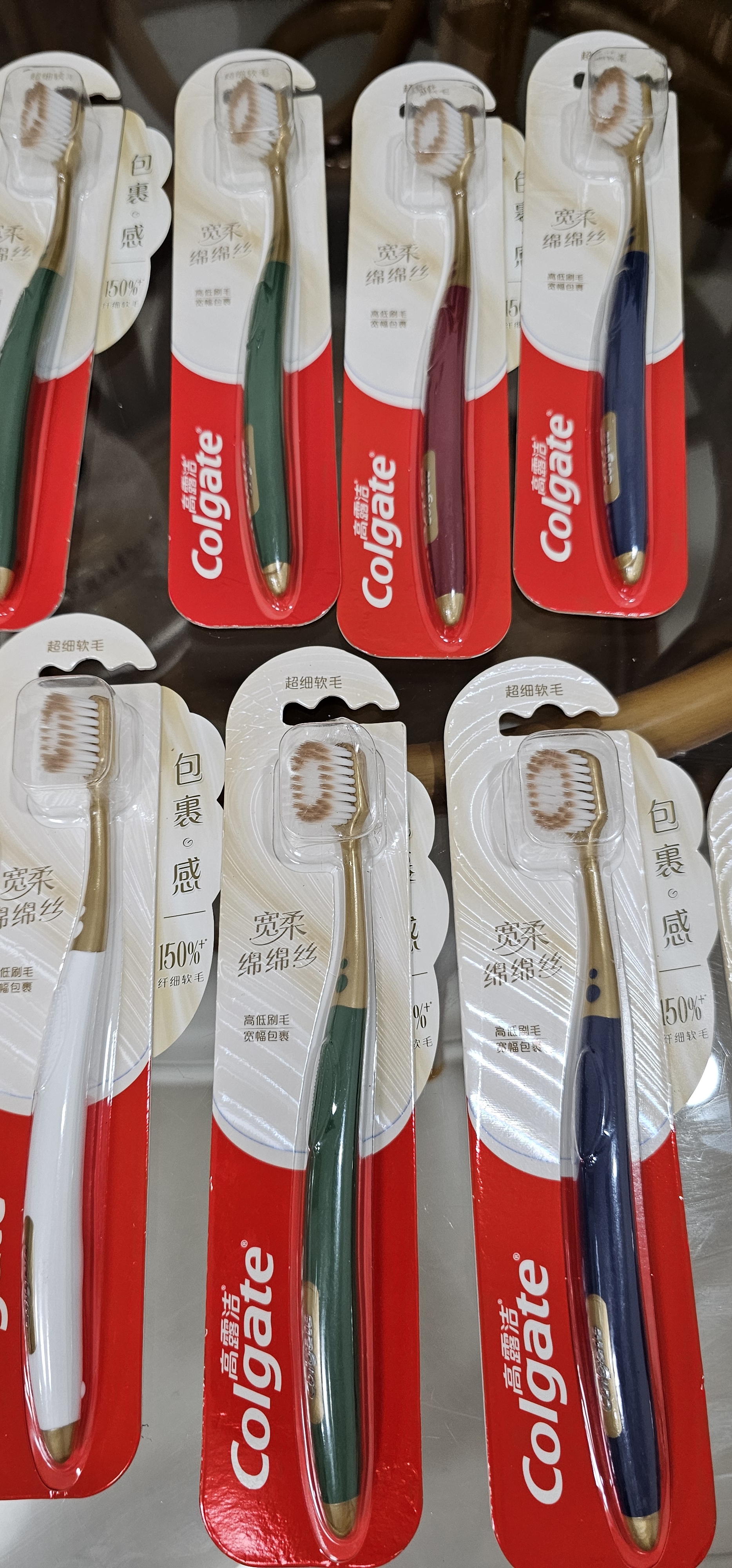 高露洁（Colgate）【会员店同款】48孔宽头护龈超细软毛牙刷*1支 成人牙刷深层清洁  实拍图
