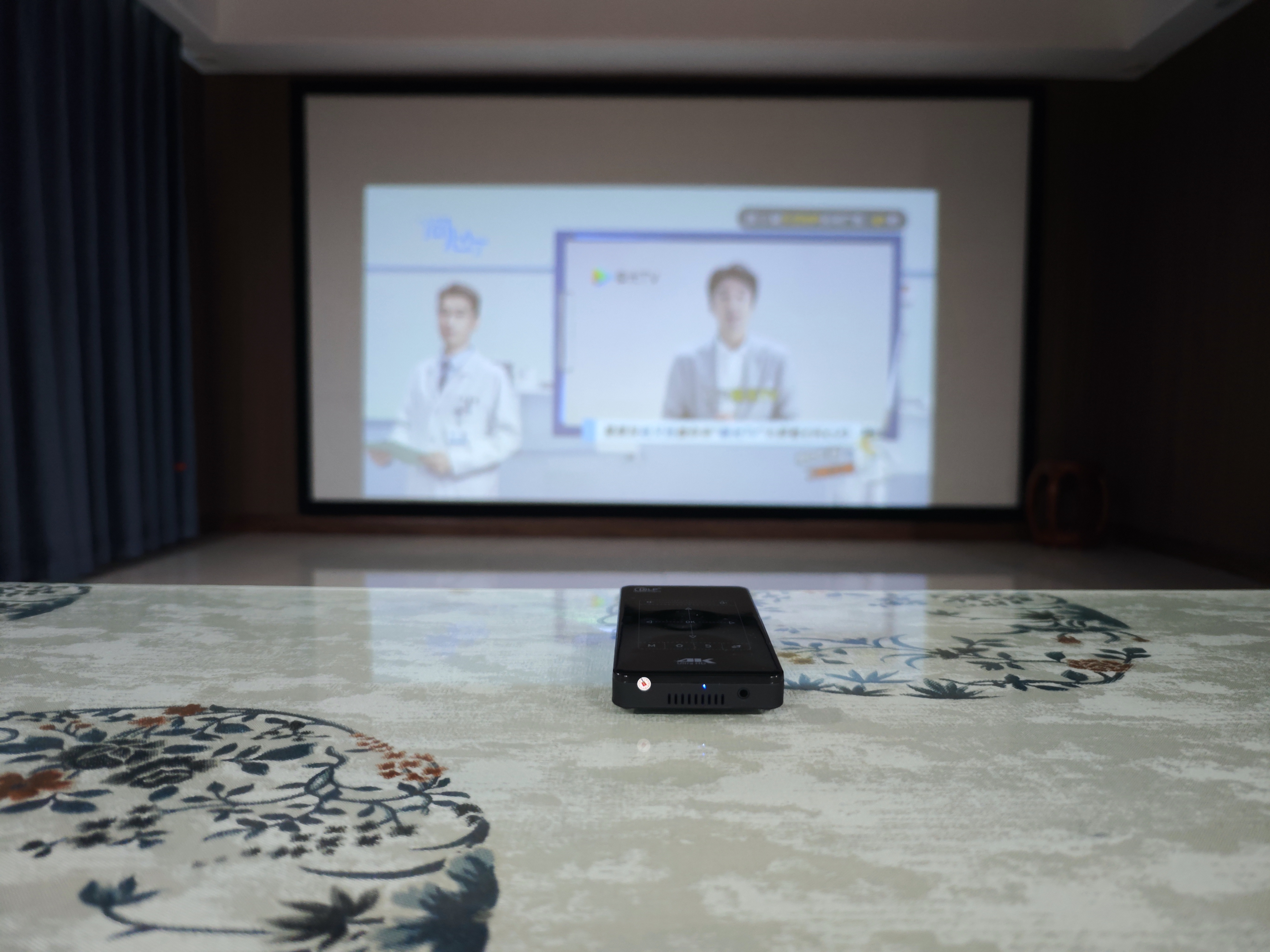 豆显微型智能投影仪便携式小型家用办公高清手机同屏投屏一体机宿舍用家庭影院3D投影机 3D版【自动校正+安卓9.0+电视直播+大小调节】 实拍图