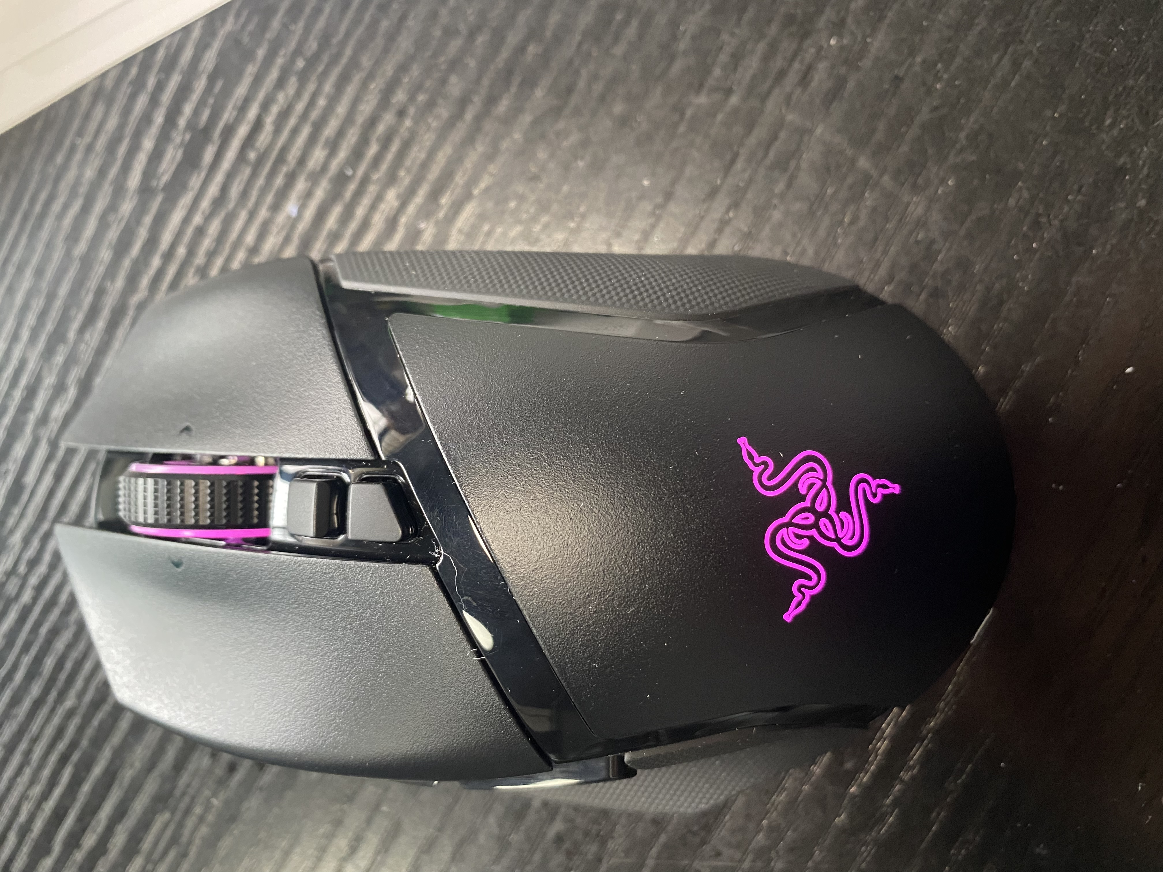 雷蛇（Razer）巴塞利斯蛇V3专业版无线鼠标  人体工学设计 RGB幻彩灯效鼠标 吃鸡/LOL/CS GO游戏 黑色 实拍图