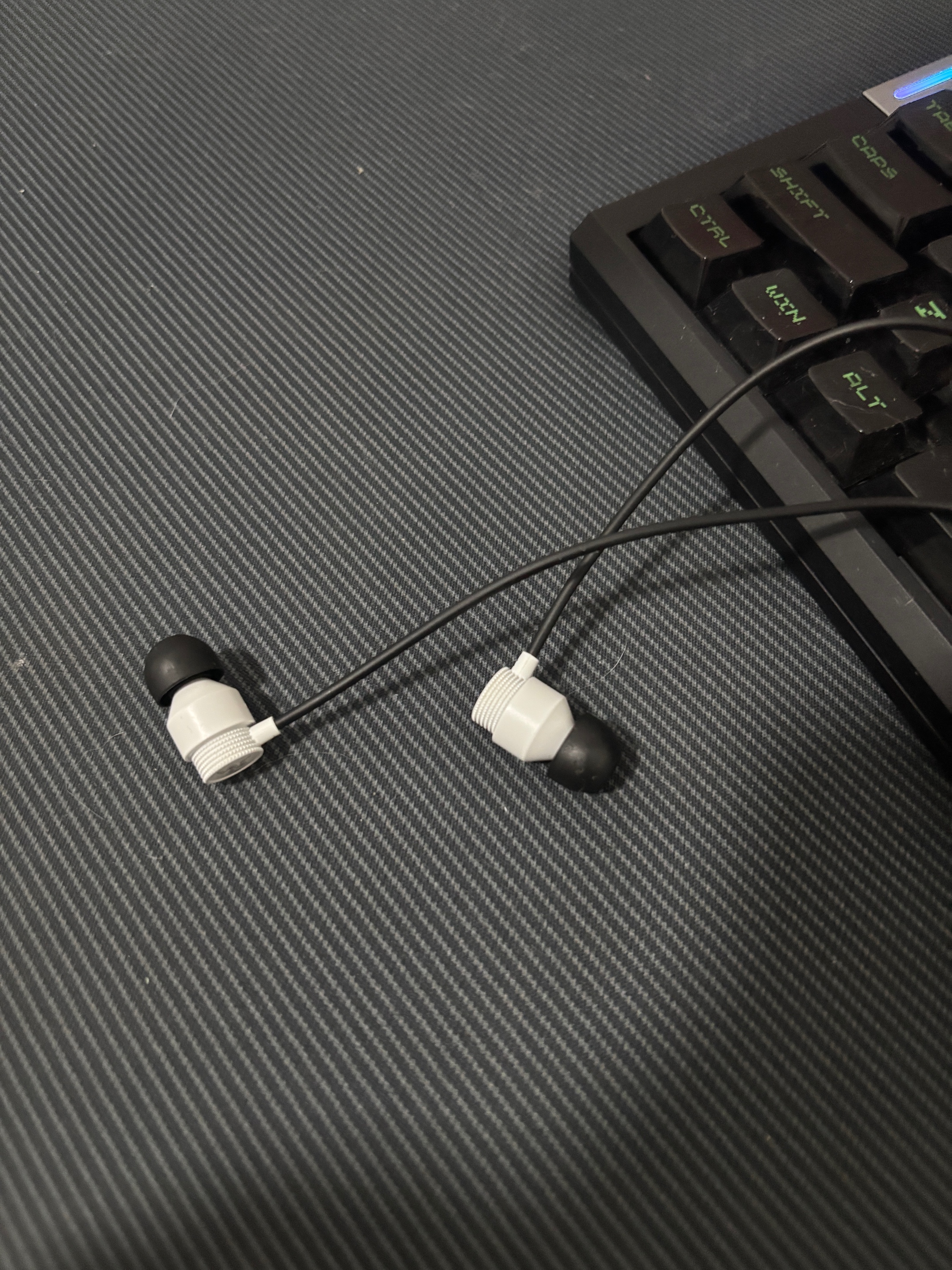 雷蛇（Razer）战锤狂鲨V3有线入耳式耳机 7.1环绕声 吃鸡神器 三角洲官方指定 Type C 白色（赠THX软件 可调EQ） 实拍图