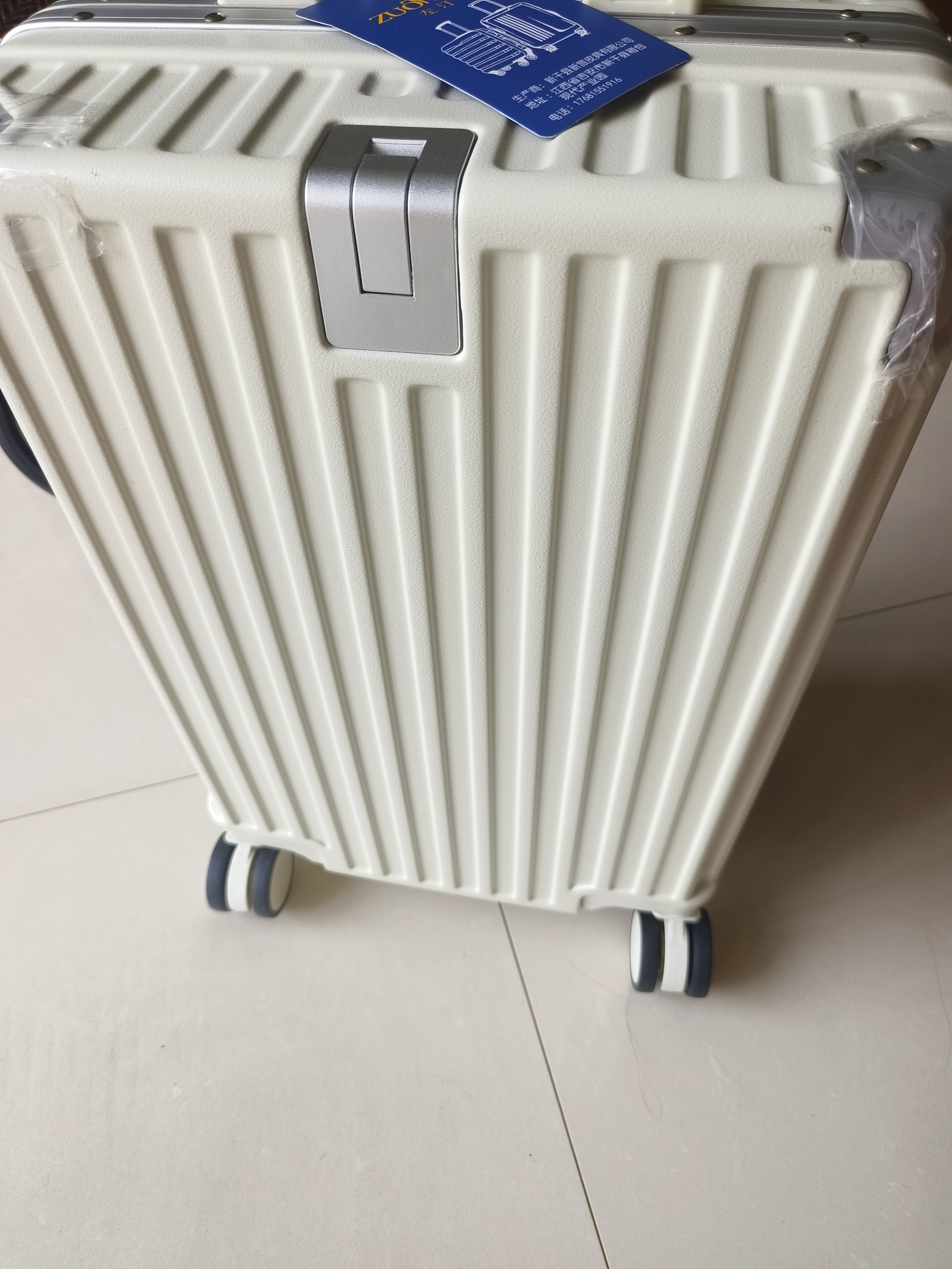左汀行李箱铝框拉杆箱加厚结实抗压旅行箱登机箱大容量学生密码箱皮箱 烟白色【加厚板材 承重200斤】 20英寸 可登机，容量约36L，适合3天以内出行 实拍图