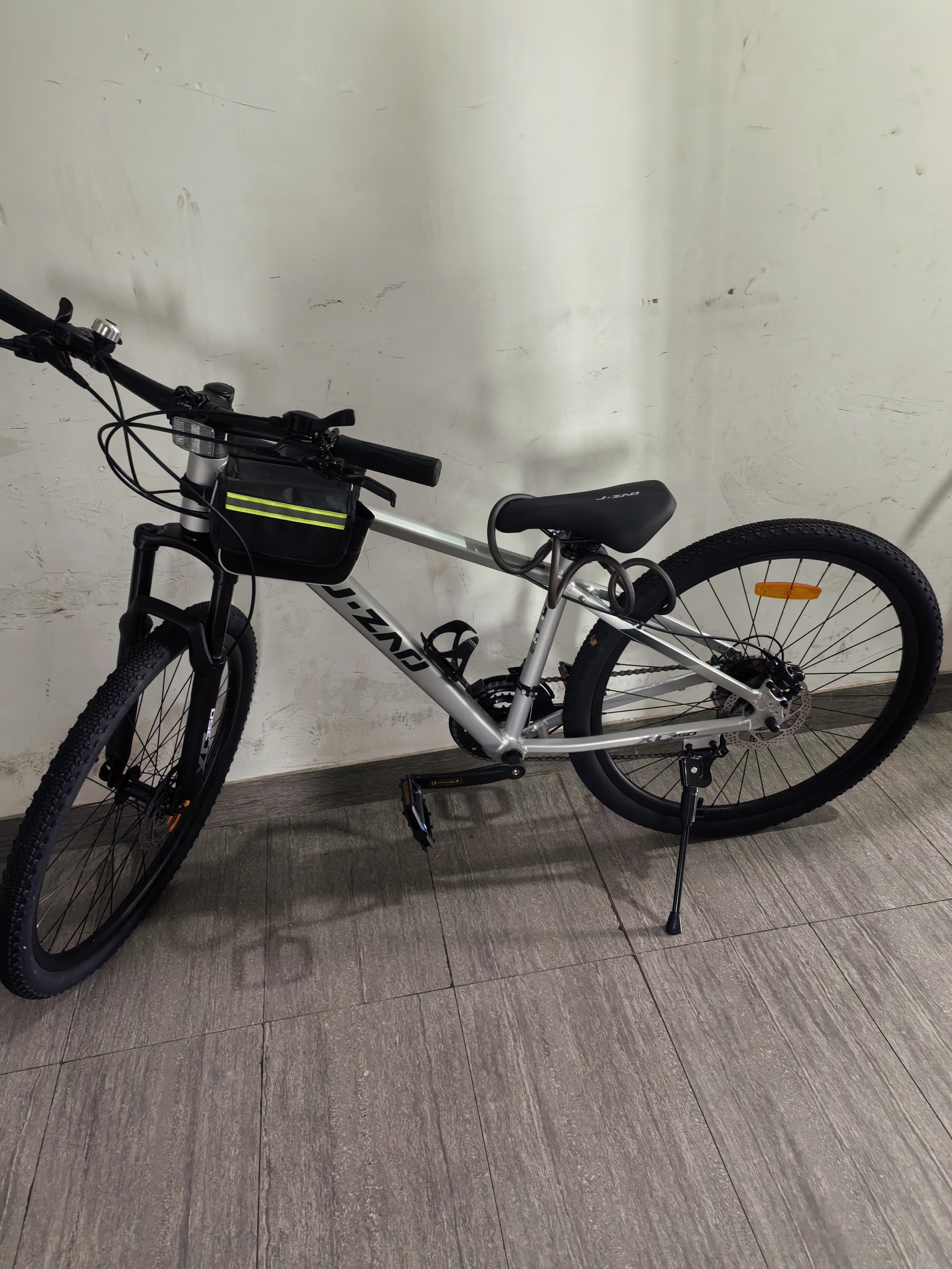 京东京造 XC350山地自行车铝合金禧玛诺21速油压碟刹成年人学生15寸时空银 实拍图