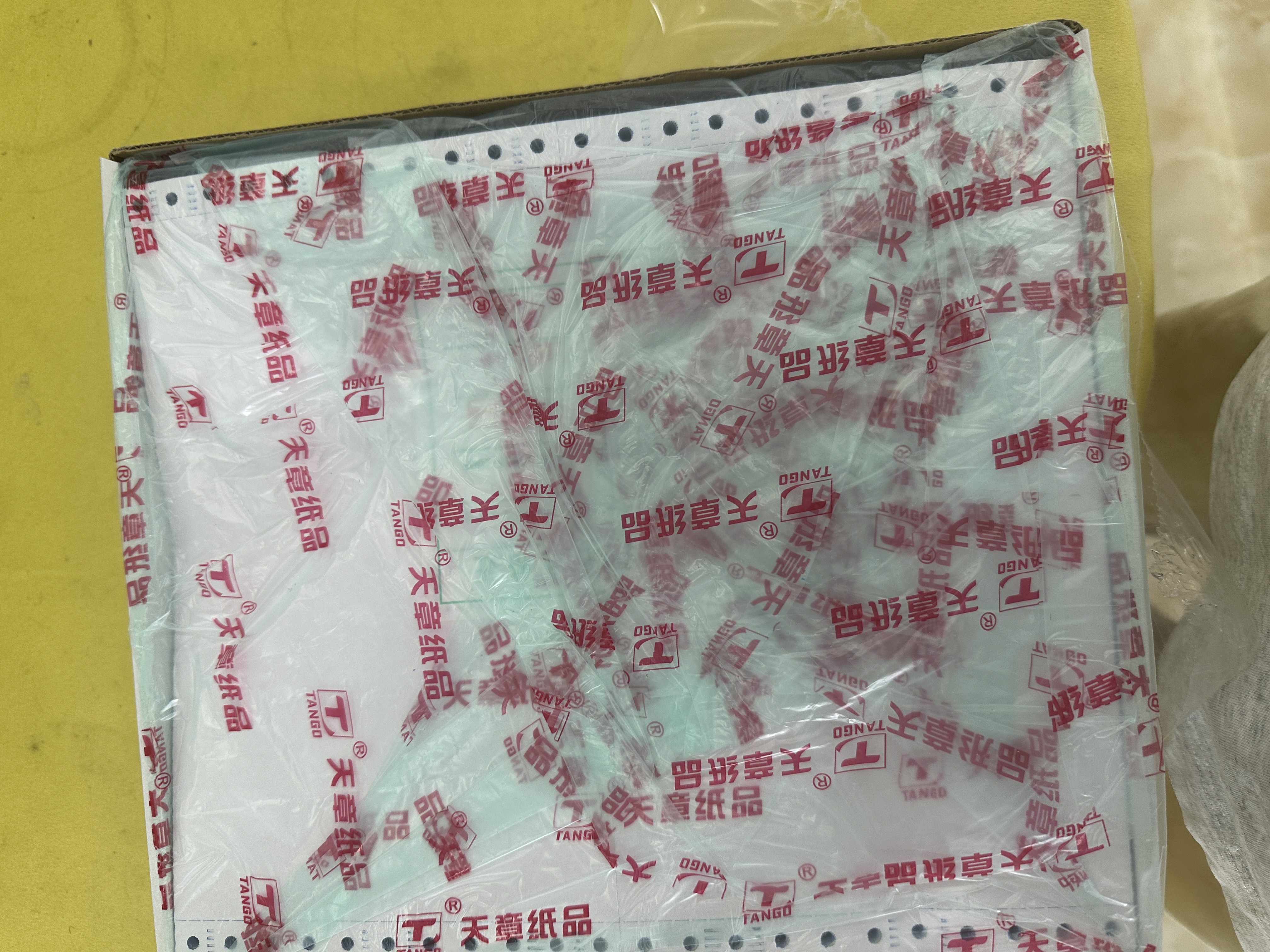 天章 （TANGO）【缺页十倍赔】新绿天章三联二等分可撕边针式电脑打印纸 1200页241-3-1/2S 彩色(白红黄)可定制 实拍图