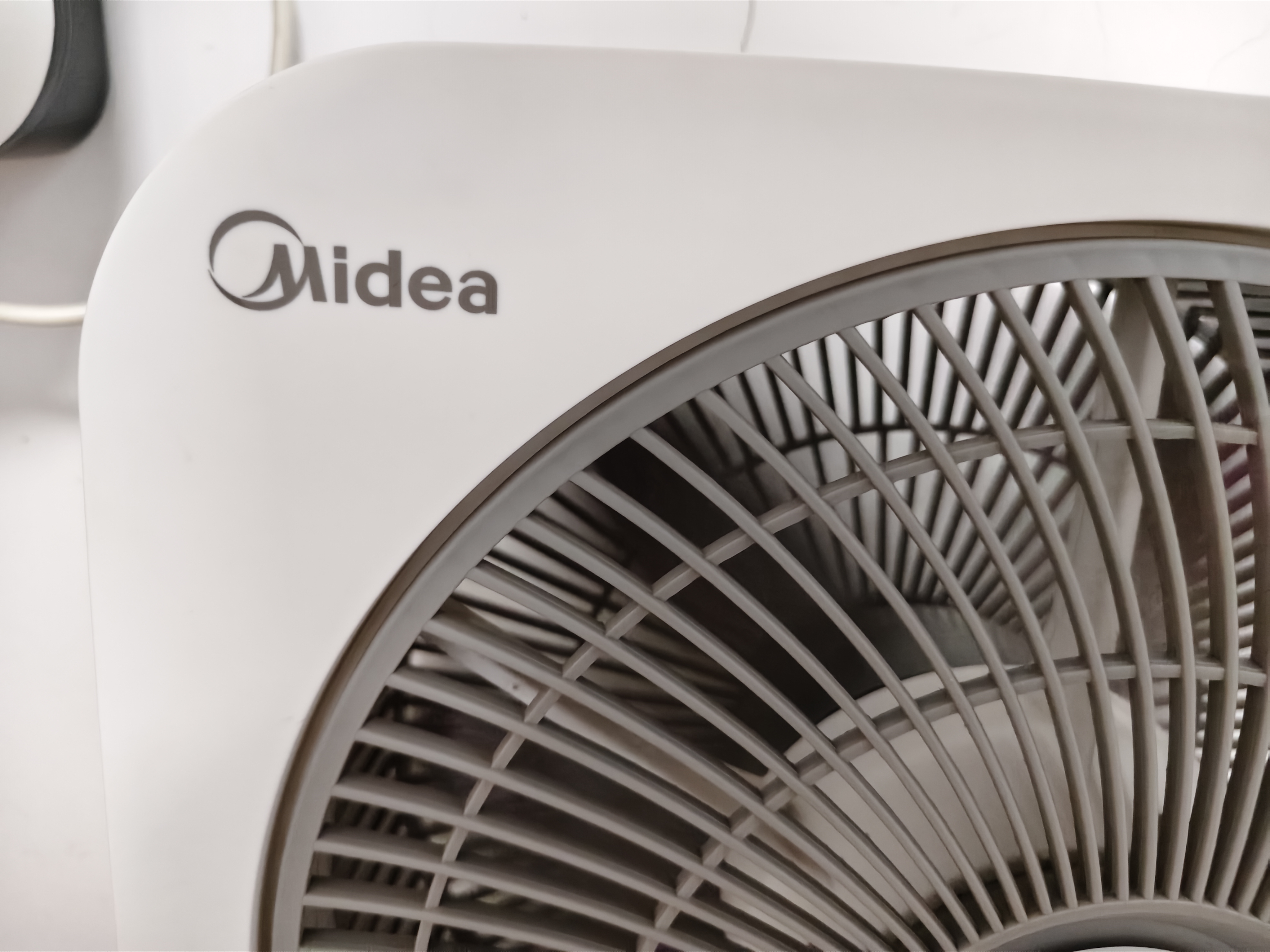 美的（Midea）电风扇 家用台式桌面小风扇鸿运扇宿舍卧室节能电扇台扇转页扇轻音低噪五叶风扇 KYT25-22MW 实拍图