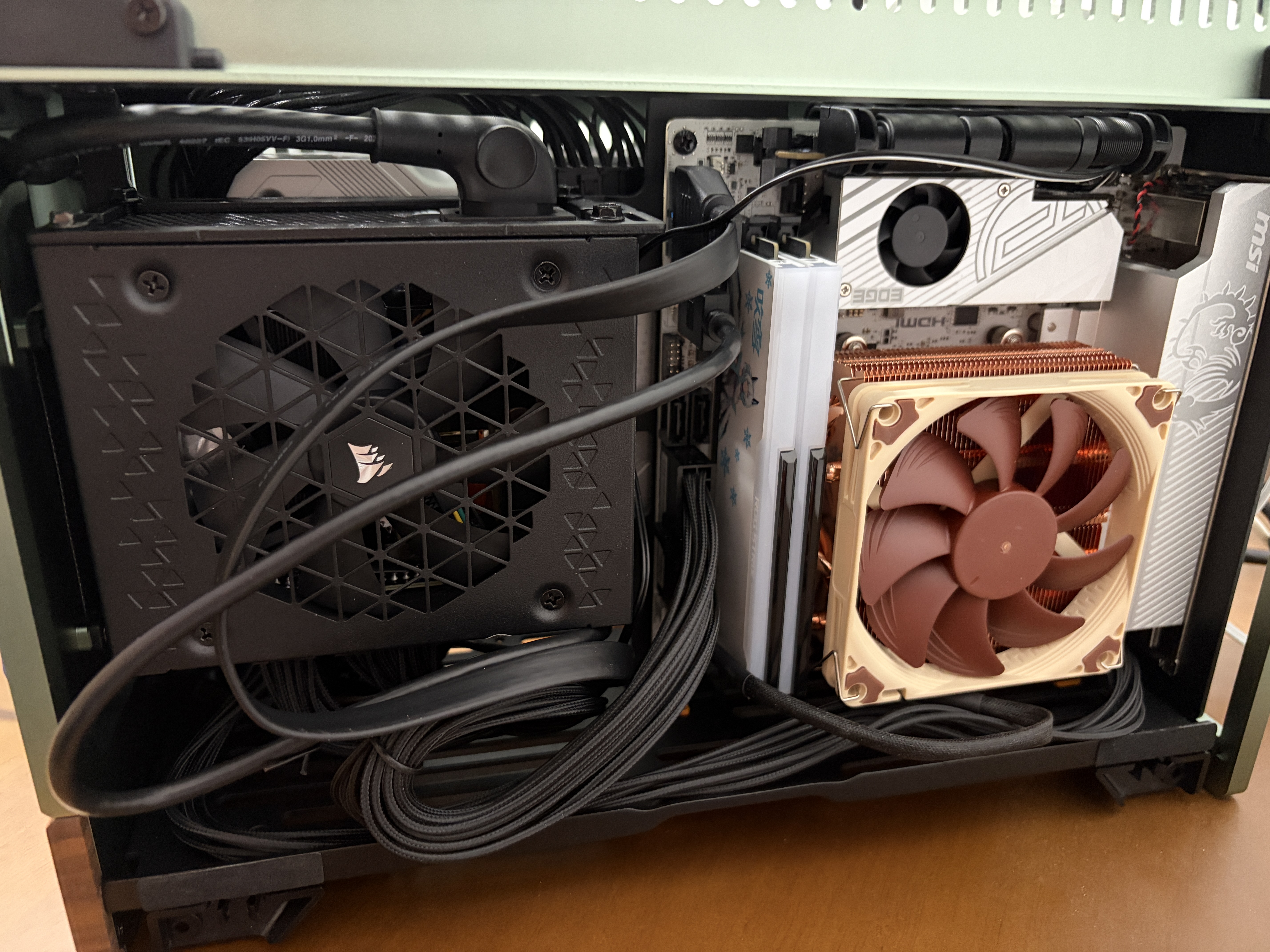 美商海盗船SF850 850W电源 SFX尺寸 白金认证 全模组 ATX 3.1/PCIe 5.1 全日系电容 低噪音 实拍图