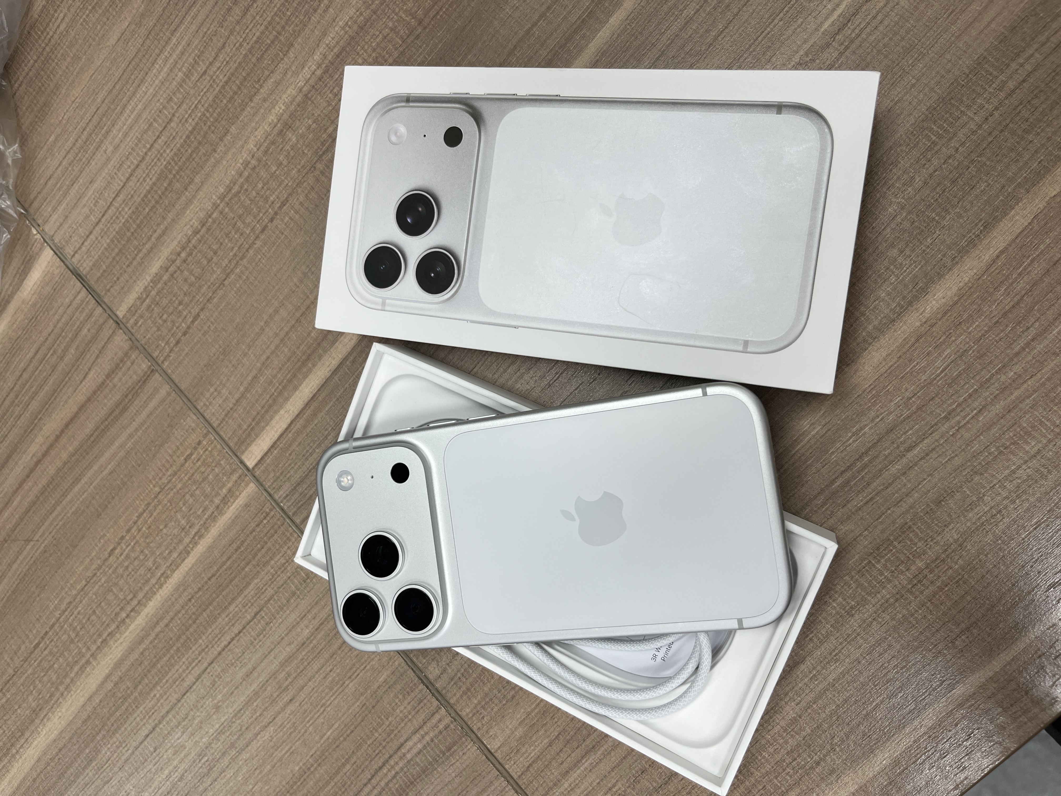 Apple/苹果 iPhone 17 Pro 256GB 银色 支持移动联通电信5G 双卡双待手机 实拍图