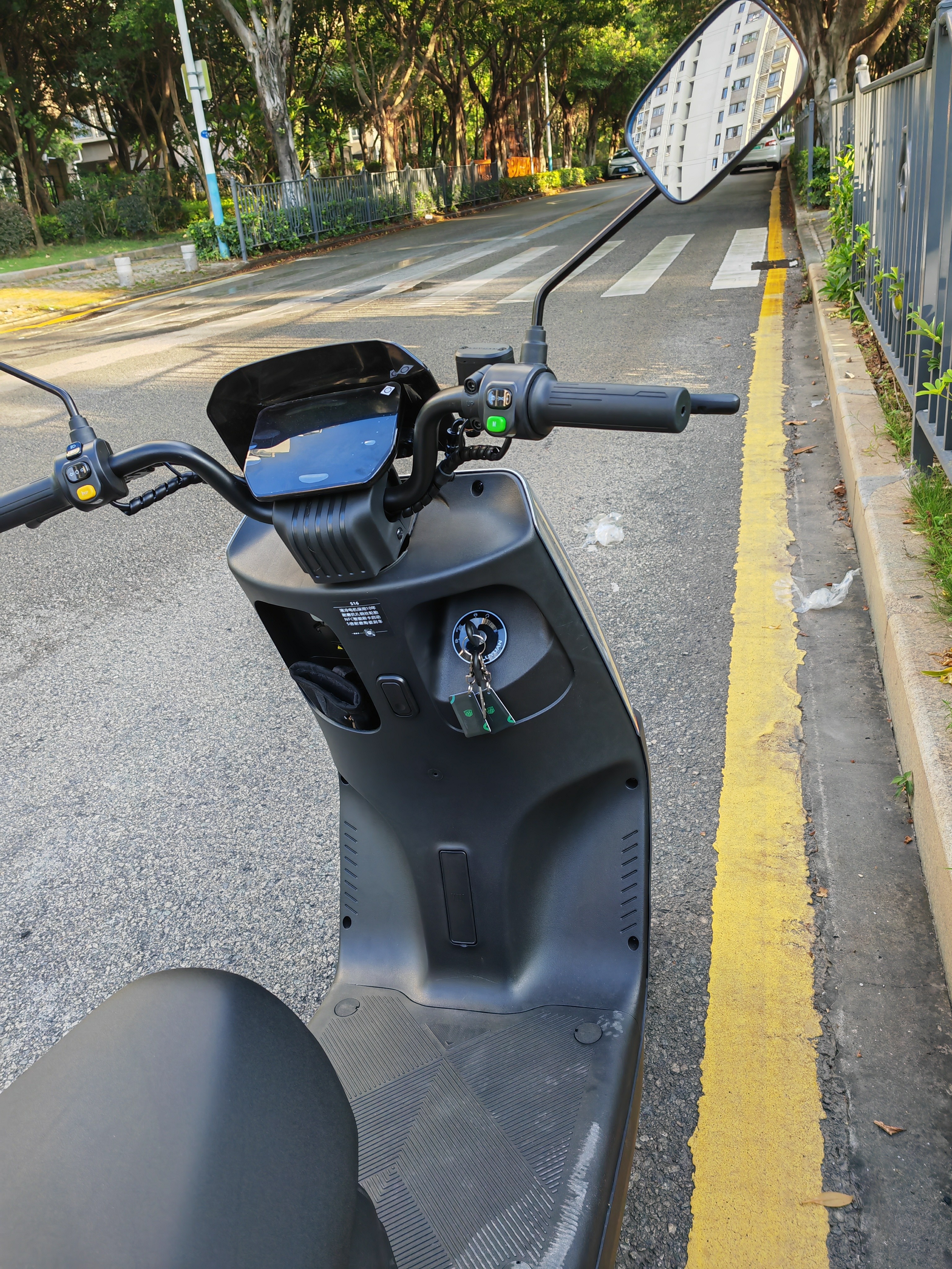 绿源（Luyuan）电动摩托车S16U117km百公里超长续航踏板车72V35.5A6块铅酸电池通勤成人电瓶车可上牌皓月银 实拍图