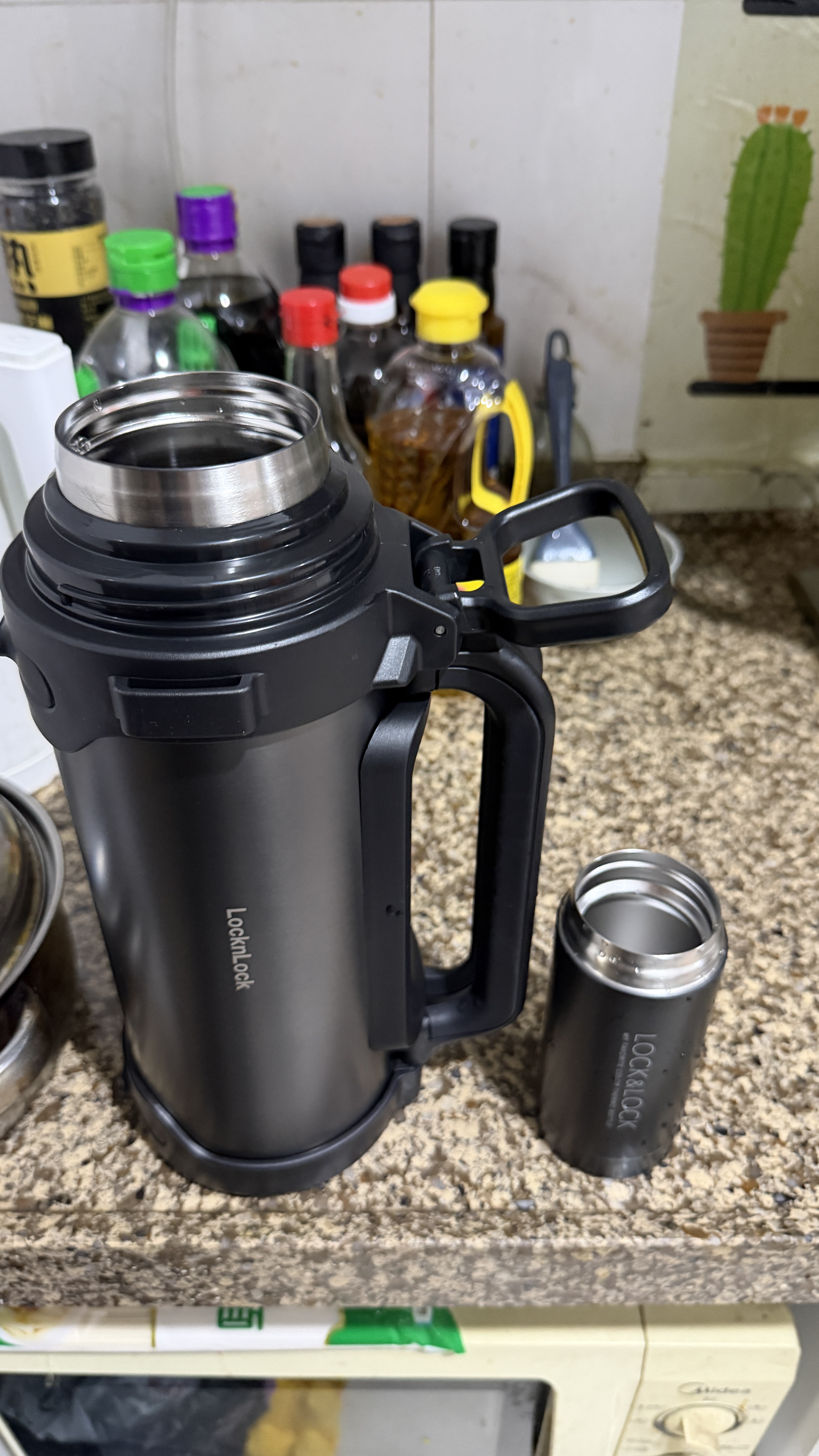 乐扣乐扣（LOCK&LOCK）保温壶户外旅行家庭保温套装黑色(手提广口壶1.8L+保温杯200ml) 实拍图