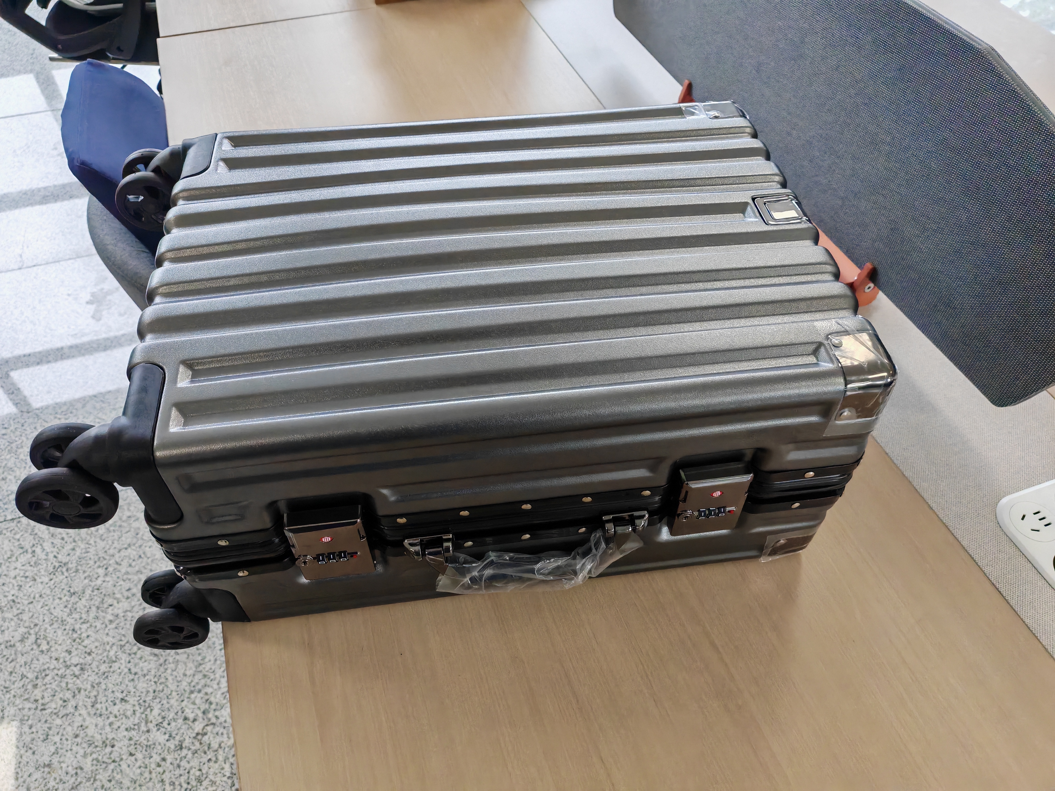 欧遥高颜值铝框行李箱可坐人男女学生潮流大容量拉杆箱加厚密码旅行箱 深灰色【铆钉加固铝合金款】 20英寸 【飞机免托运，登机箱】 实拍图