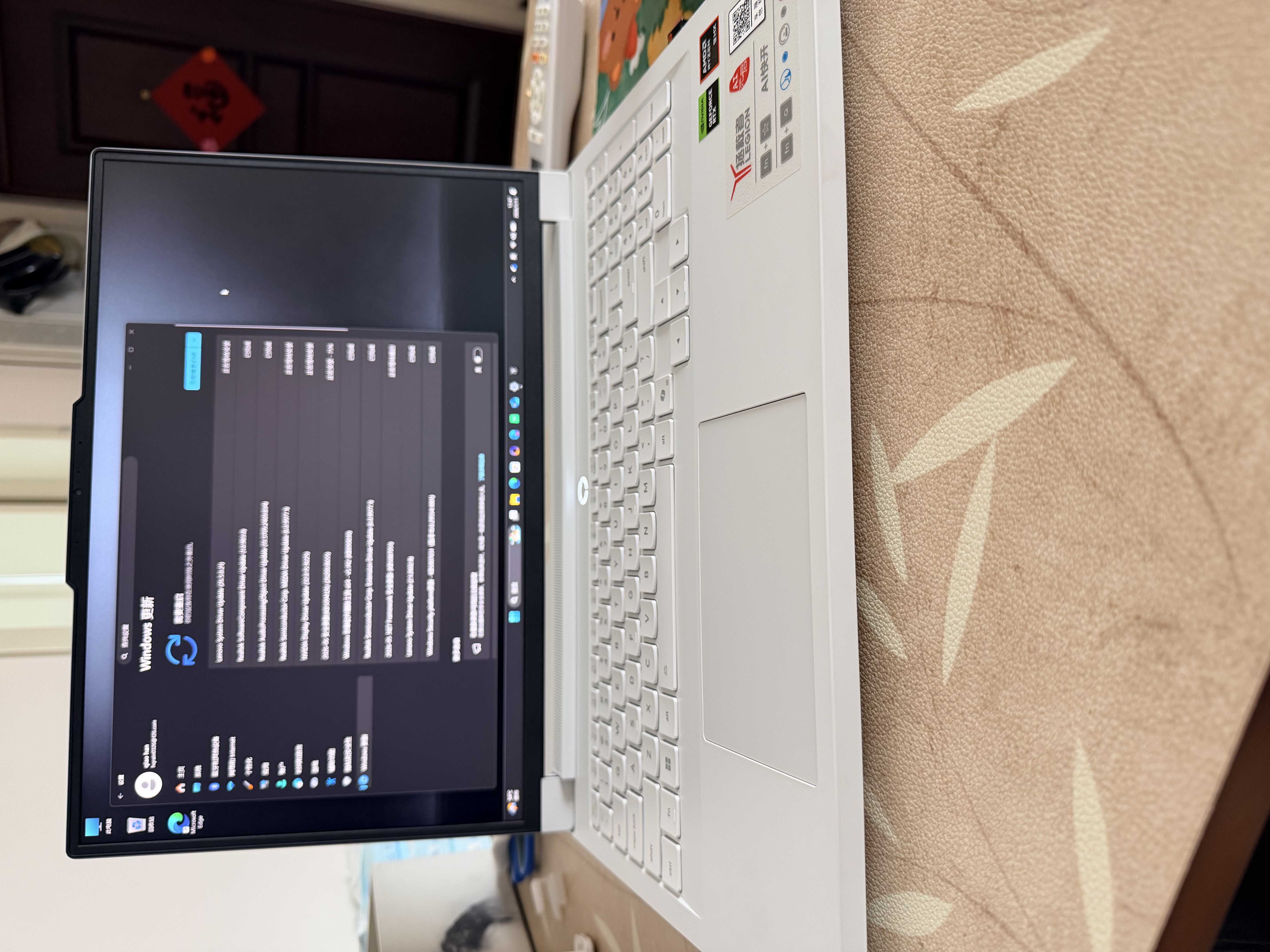 联想拯救者R9000P 2026 电竞游戏本笔记本(锐龙 9 8945HX 16G 1T RTX5060 2.5k 240Hz 100% DCI-P3)白 实拍图