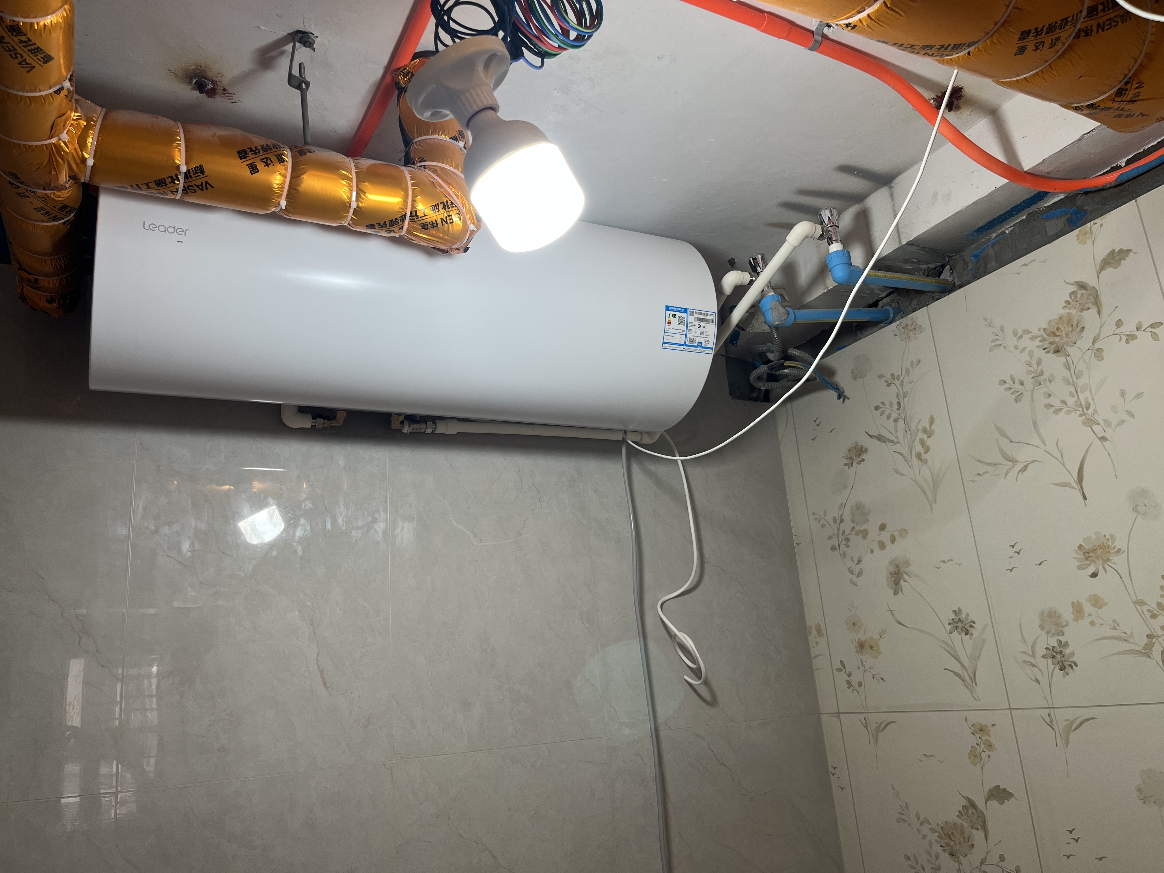海尔（Haier）全隐藏式电热水器家用速热有线控面板安装储水式节能洗澡上门安装安全防电墙超一级能效免换镁棒 60L 2200W 全隐藏式线控器吊顶安装免换镁棒 实拍图