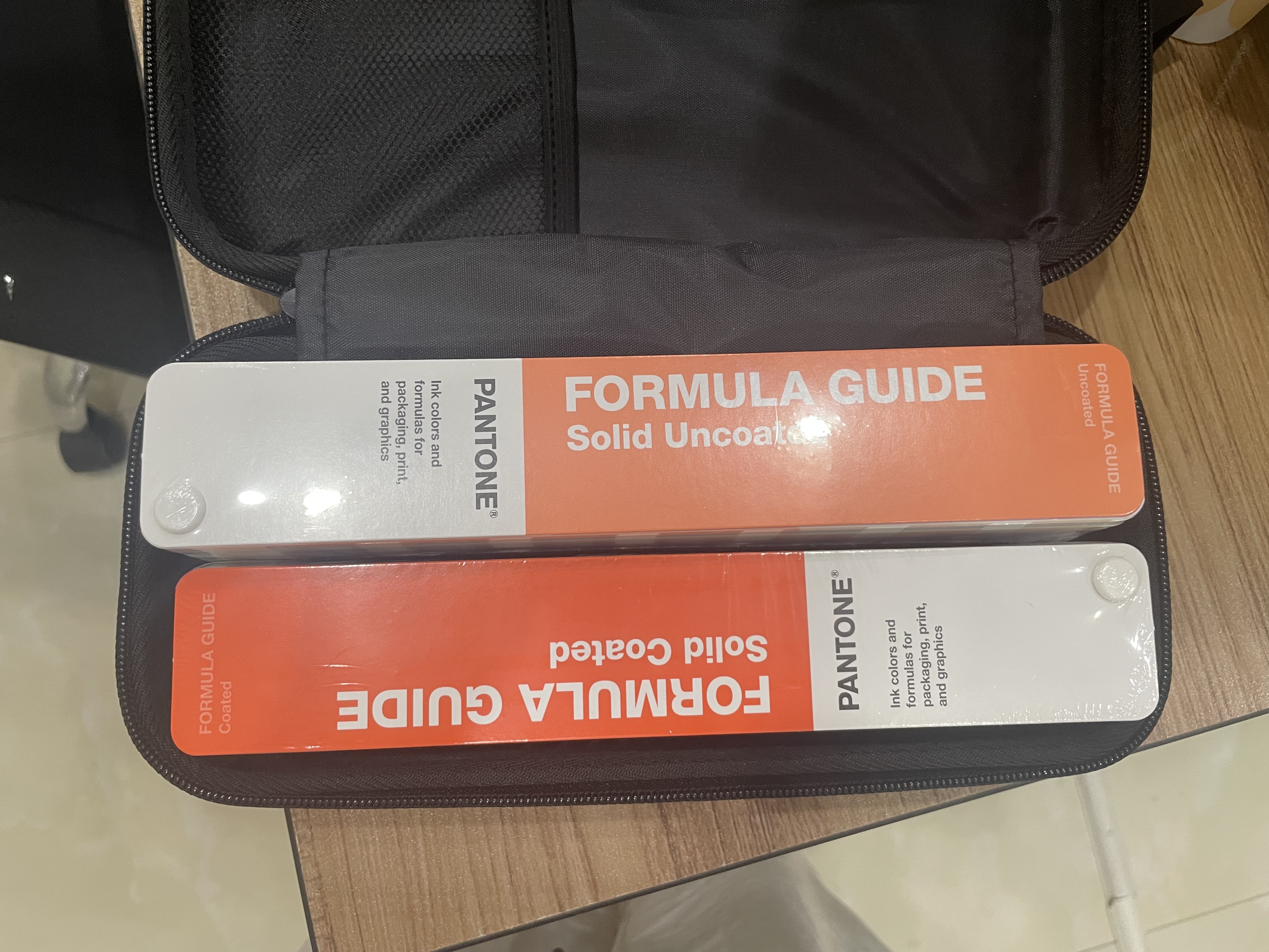 【Pantone潘通旗舰店】Pantone通用标准潘通色卡GP1601B国际通用正品彩通配方指南国际专色色卡C卡U色卡新品 2,390种色彩 实拍图