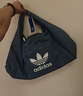 adidas「云朵包」牛仔风大容量运动挎包女子阿迪达斯官方三叶草 制服蓝 NS 实拍图