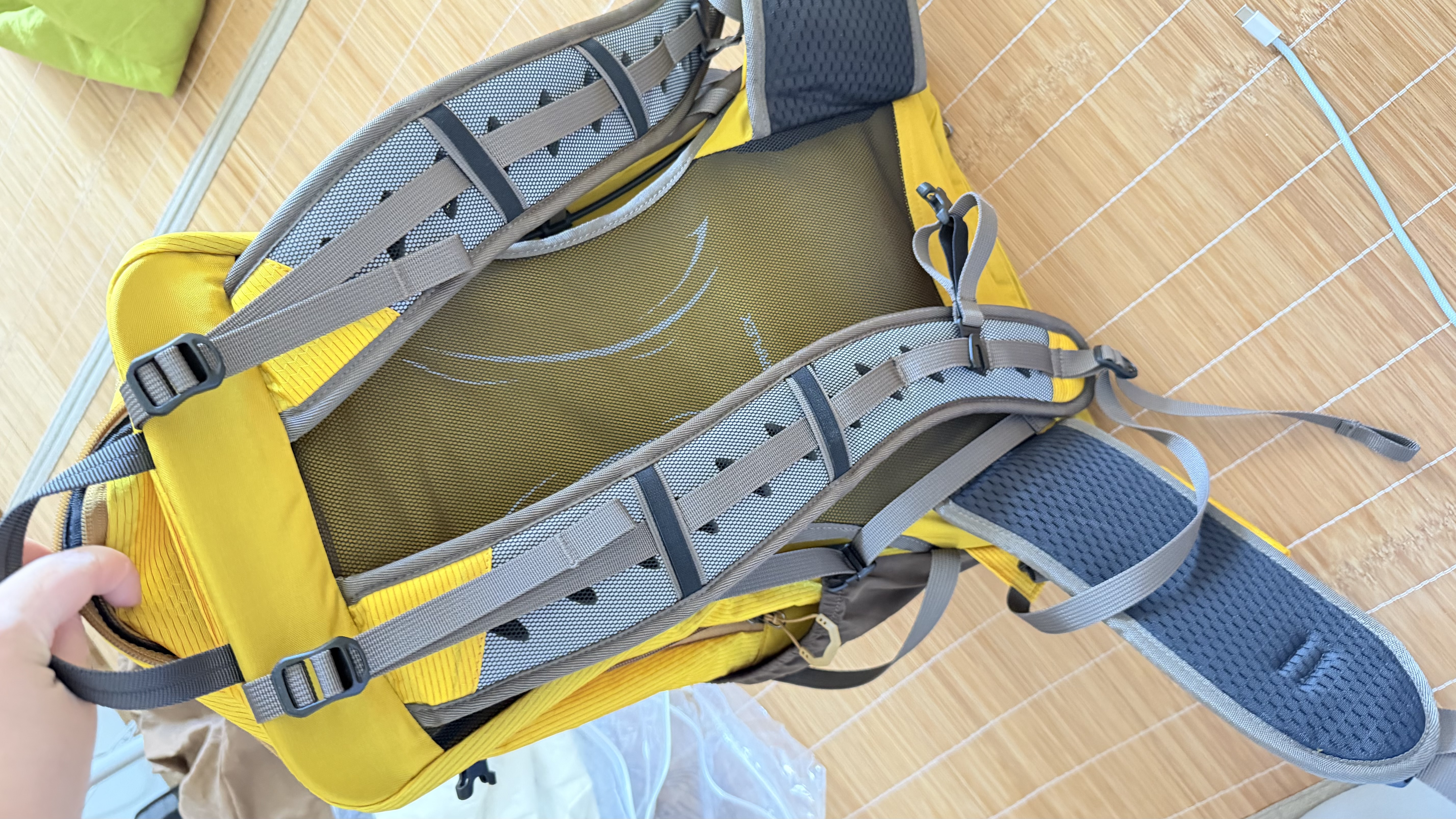 杉木山装户外登山包女龙卷风背包男轻便双肩30L徒步旅行悬浮背负 琉璃黄 实拍图