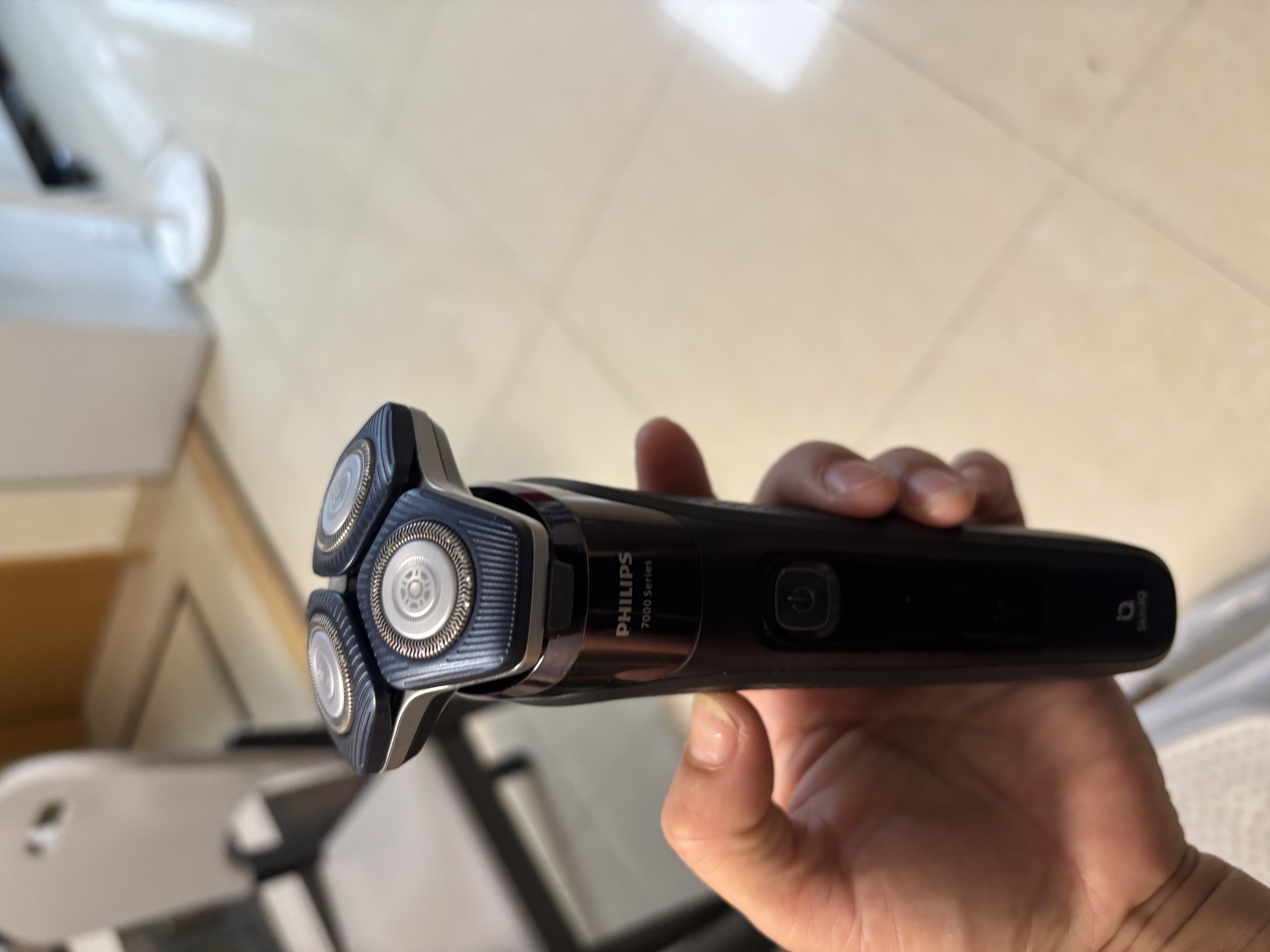 飞利浦（PHILIPS）电动剃须刀刮胡刀 欧洲版进口 蜂巢旋护7系 SkinIQ亲肤剃须刀 敏感肌护肤 生日礼物送长辈送男友 【旋护7系Pro】 S7886/35 充电底座 实拍图