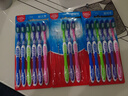 高露洁（Colgate）超洁净中毛牙刷家庭装18支 舌苔刷牙刷深层清洁 实拍图