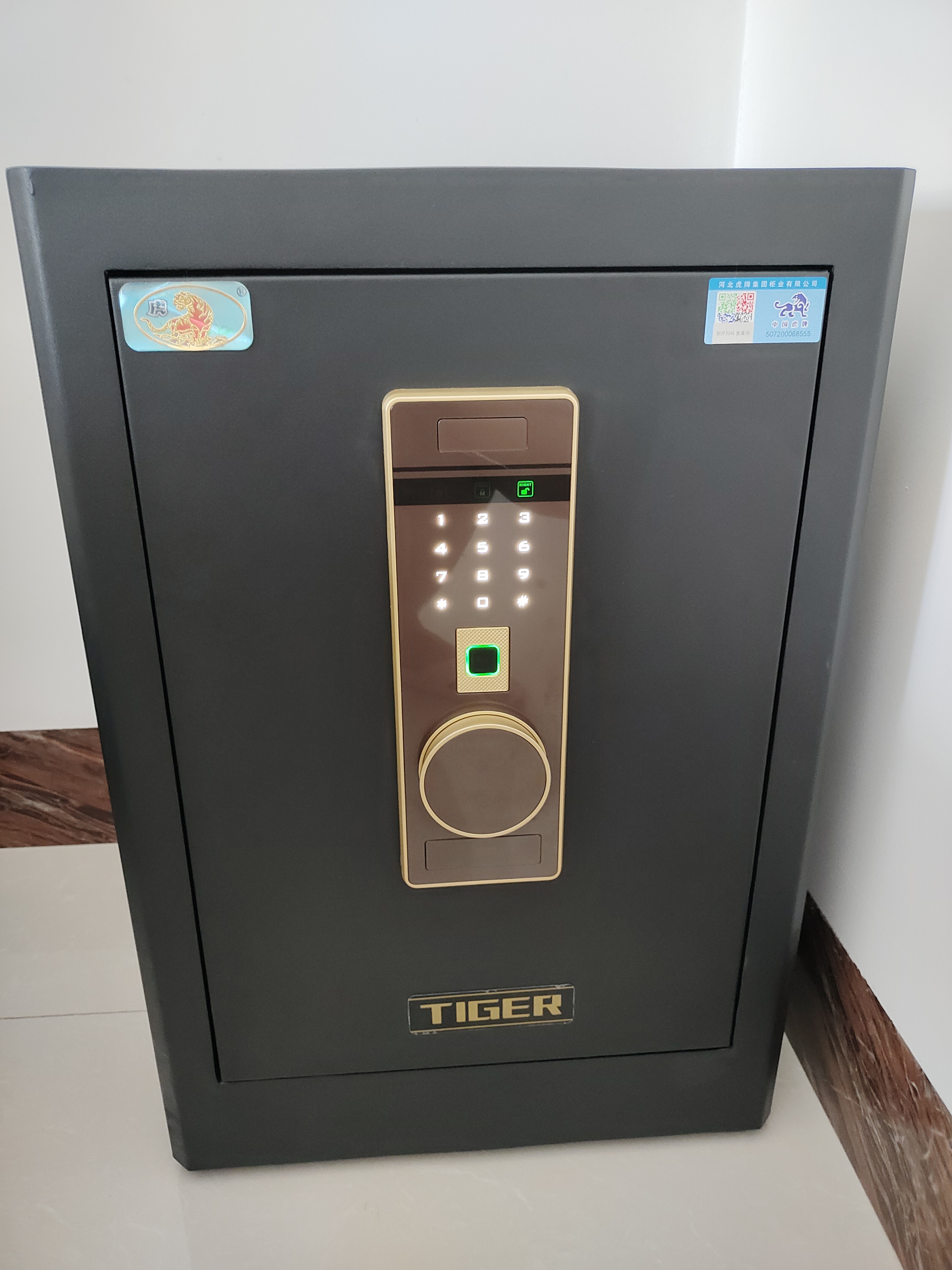 虎牌保险柜家用小型指纹密码WiFi保险箱办公全钢防盗可入墙 60金刚黑 驭尚系列（触控密码+TOUCH指纹识别） 实拍图