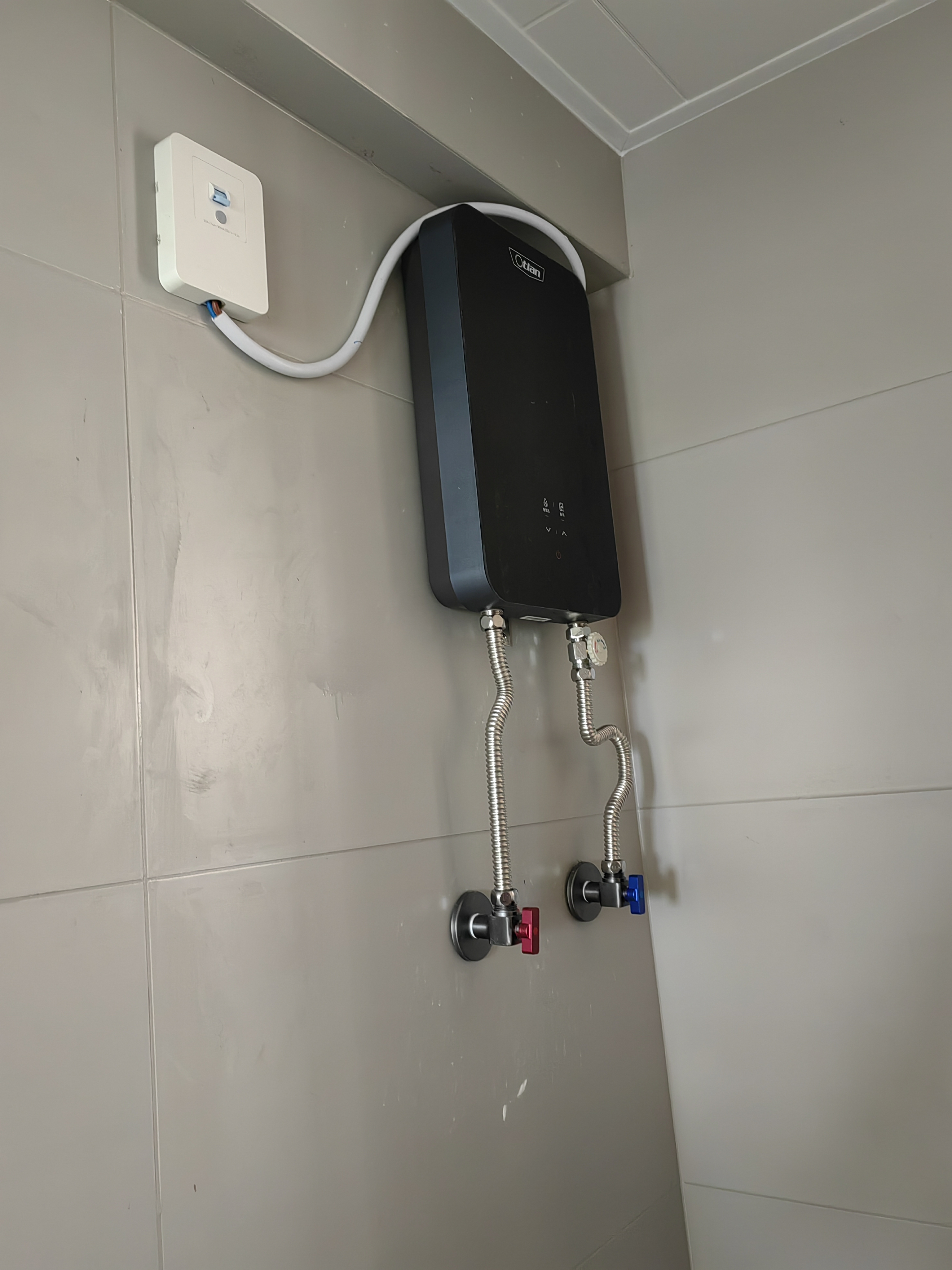 奥特朗（otlan）F16H-Z70D即热式电热水器小厨宝 家用小型速热免储水 快热式恒温淋浴机【0-7KW智能变频】 实拍图